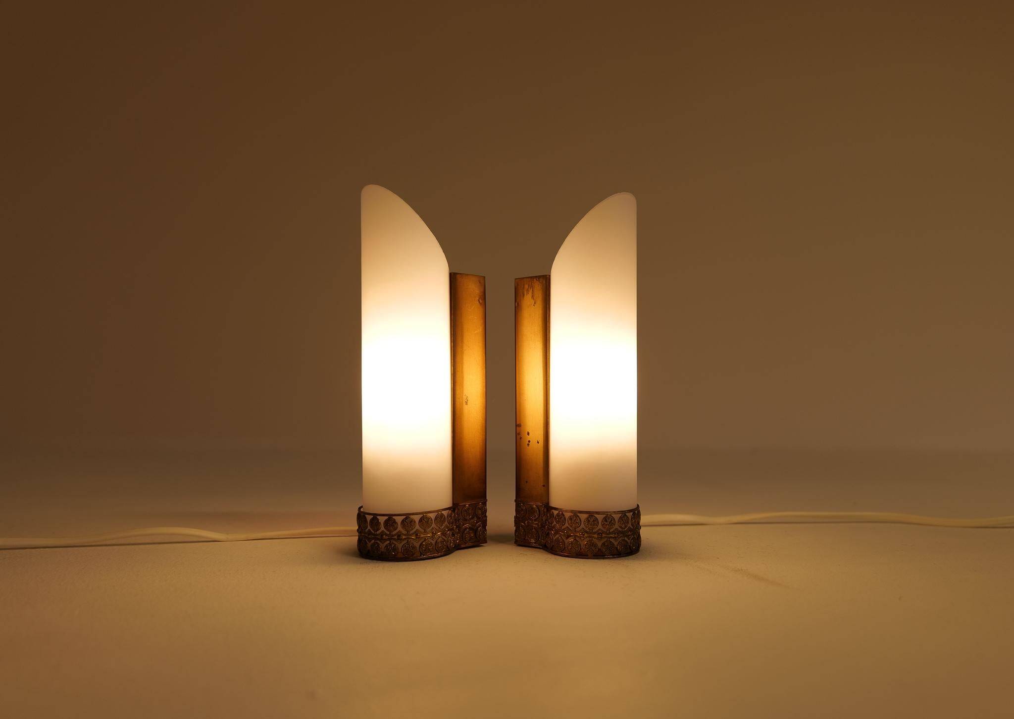 Paire de lampes murales en laiton et opaline de style mi-siècle attribuées à Asea Suède