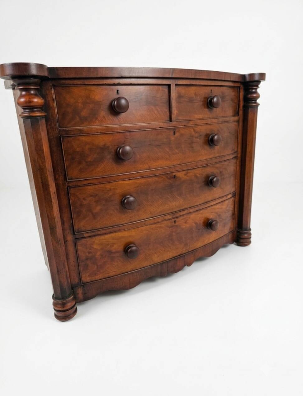 Commode galbée ancienne en acajou de style anglais