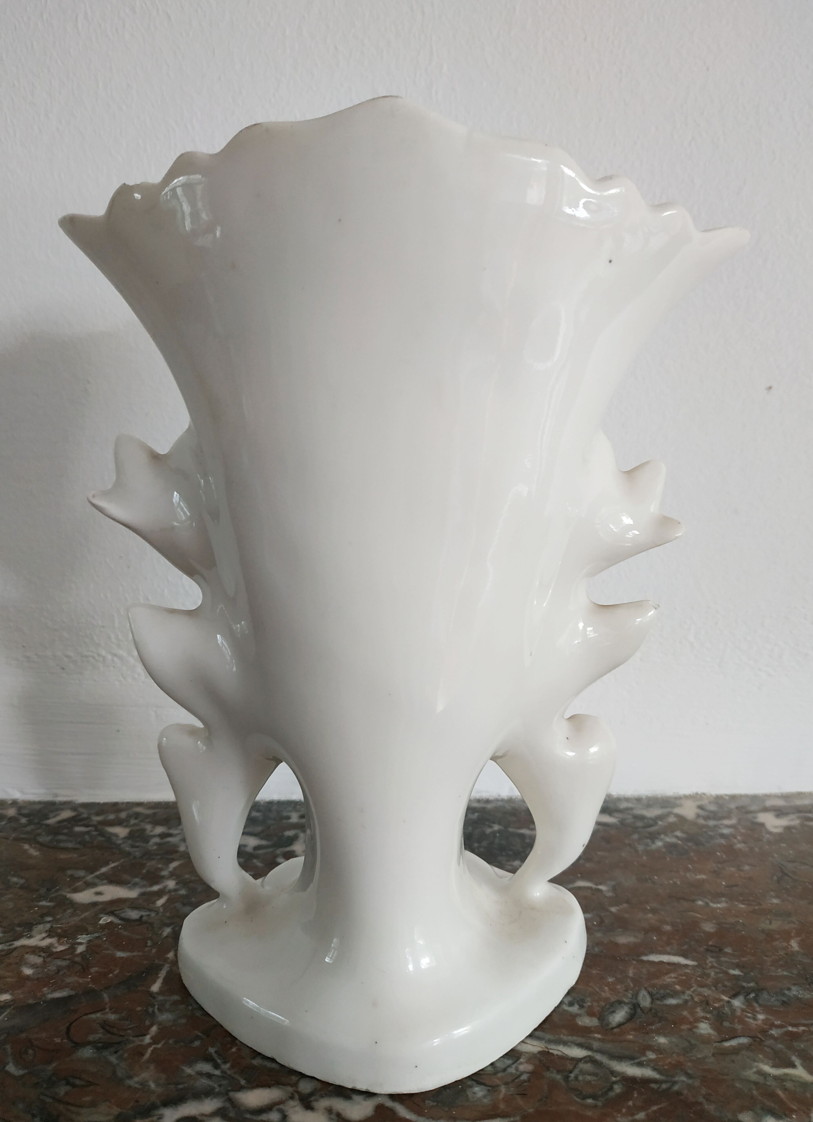 Vase cornet de marié en porcelaine du XIXe siècle