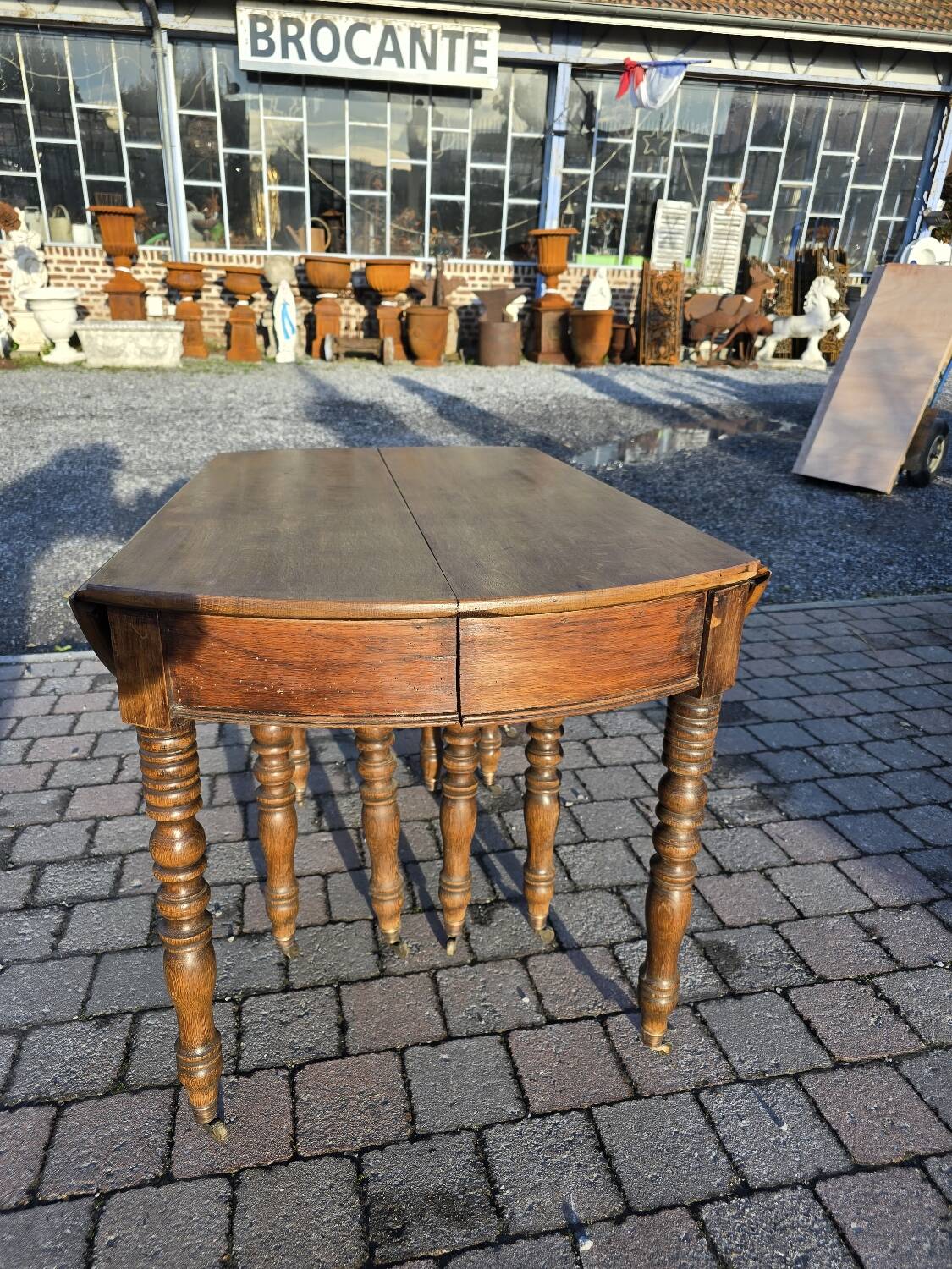 12-foot round oak table with 7 extensions / 20 people