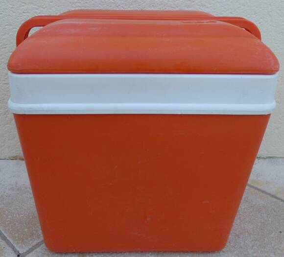 Glaciere vintage de couleur orange avec poignet  de marque EDA