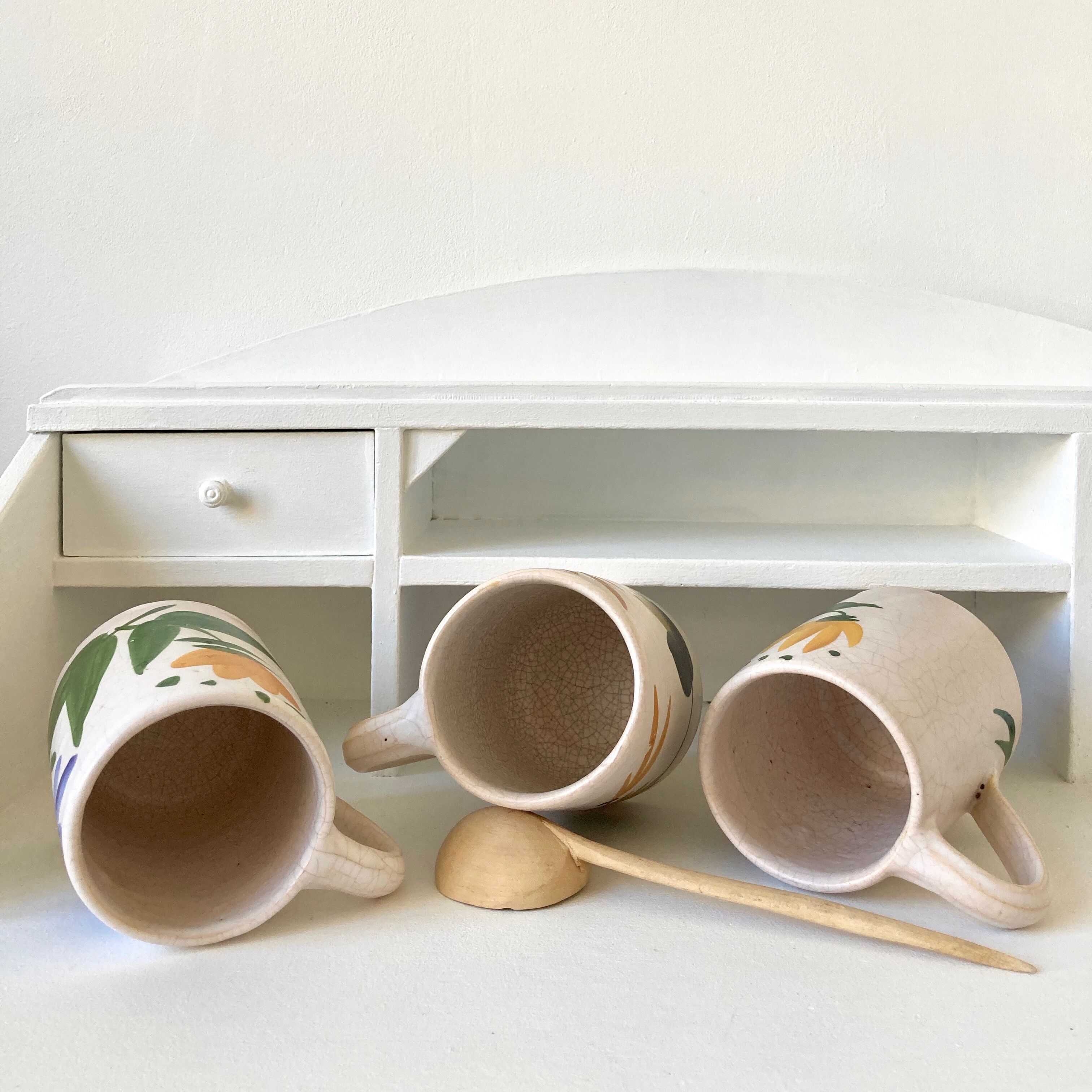 3 chops in cracked ceramic flowers