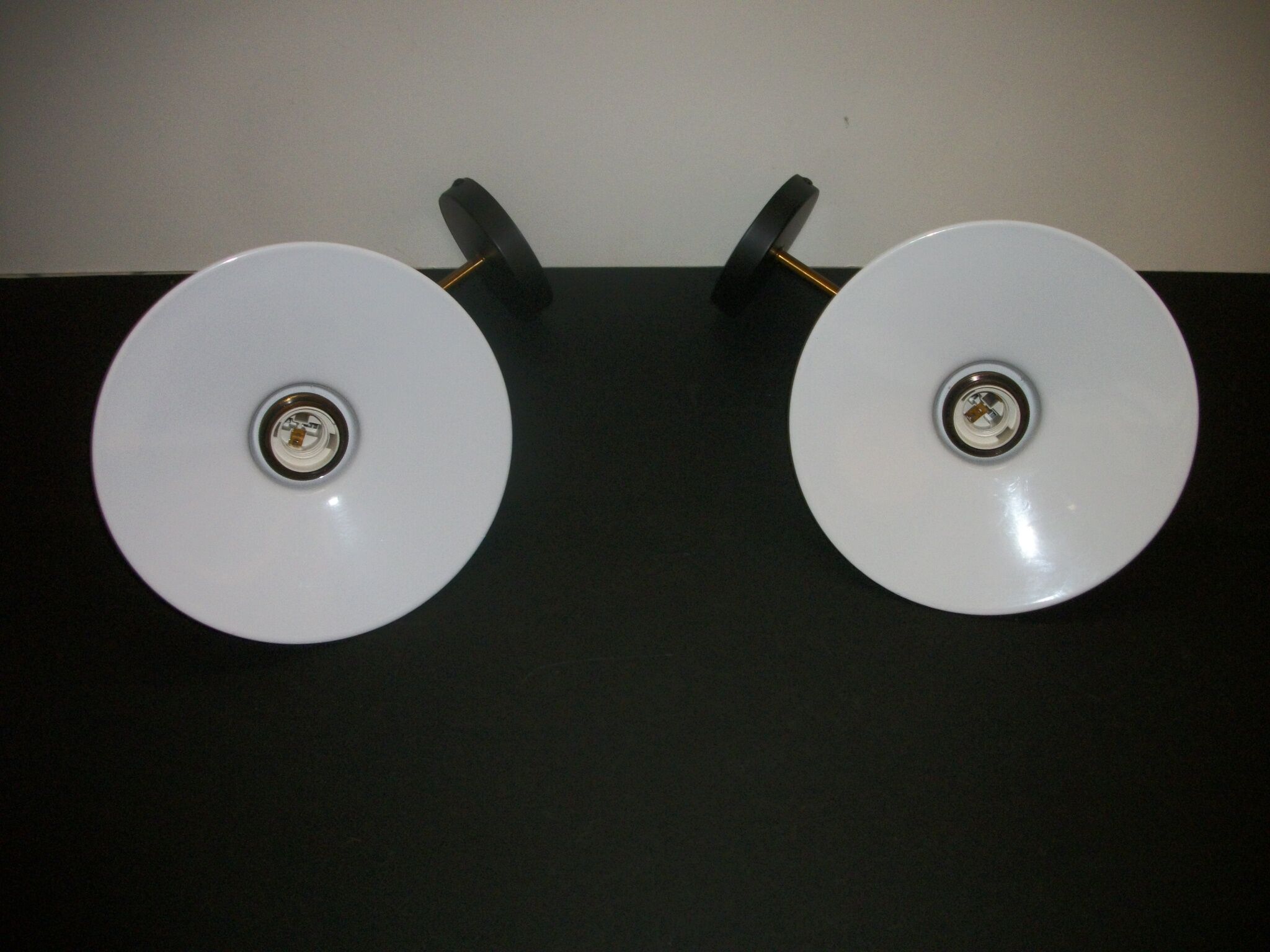 Pair of metal wall lamps in black and white color
