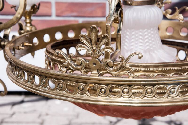 Grand lustre en laiton, Europe occidentale, milieu du XXe siècle.