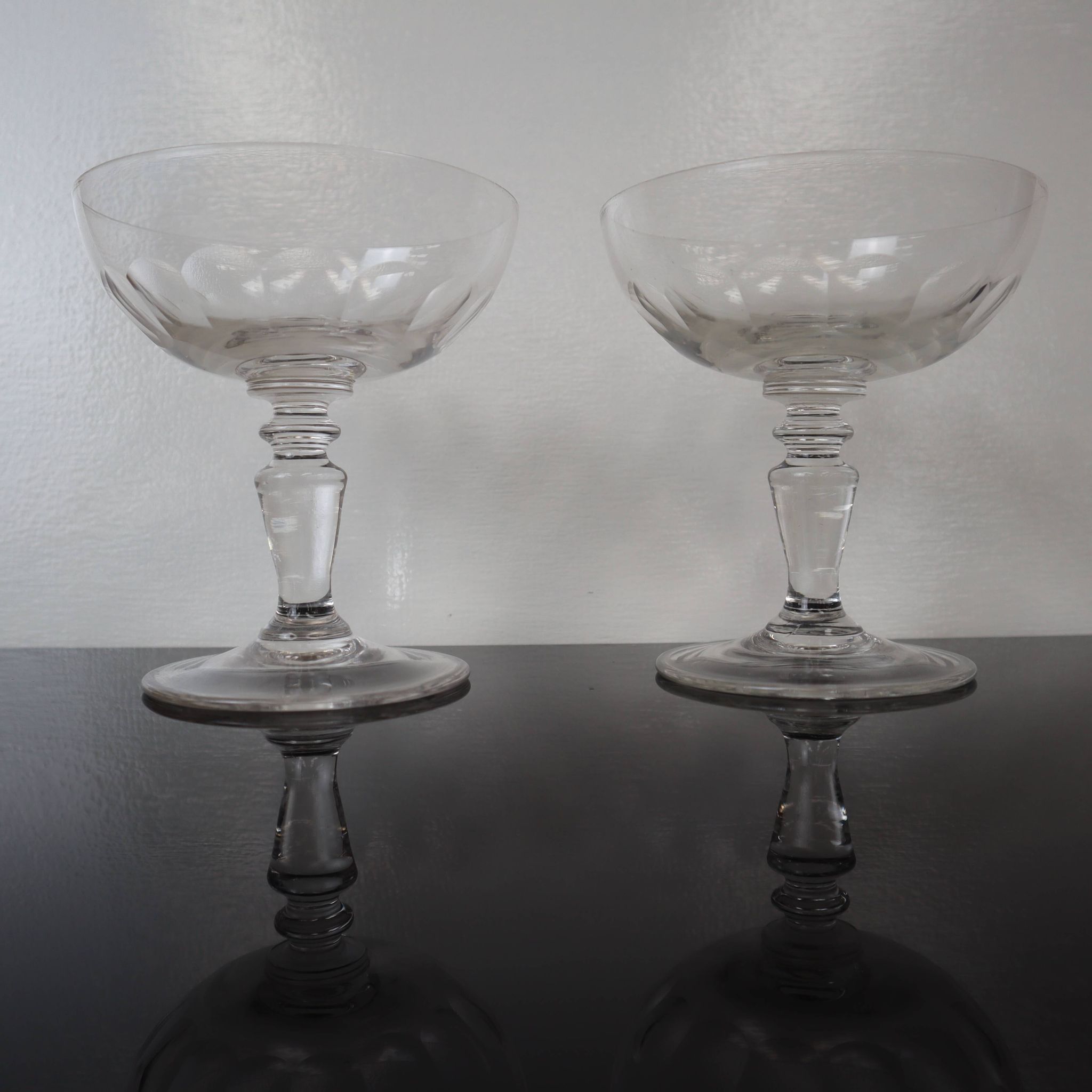 2 coupes à champagne anciennes en verre soufflé facetté