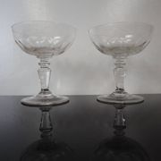 2 coupes à champagne anciennes en verre soufflé facetté