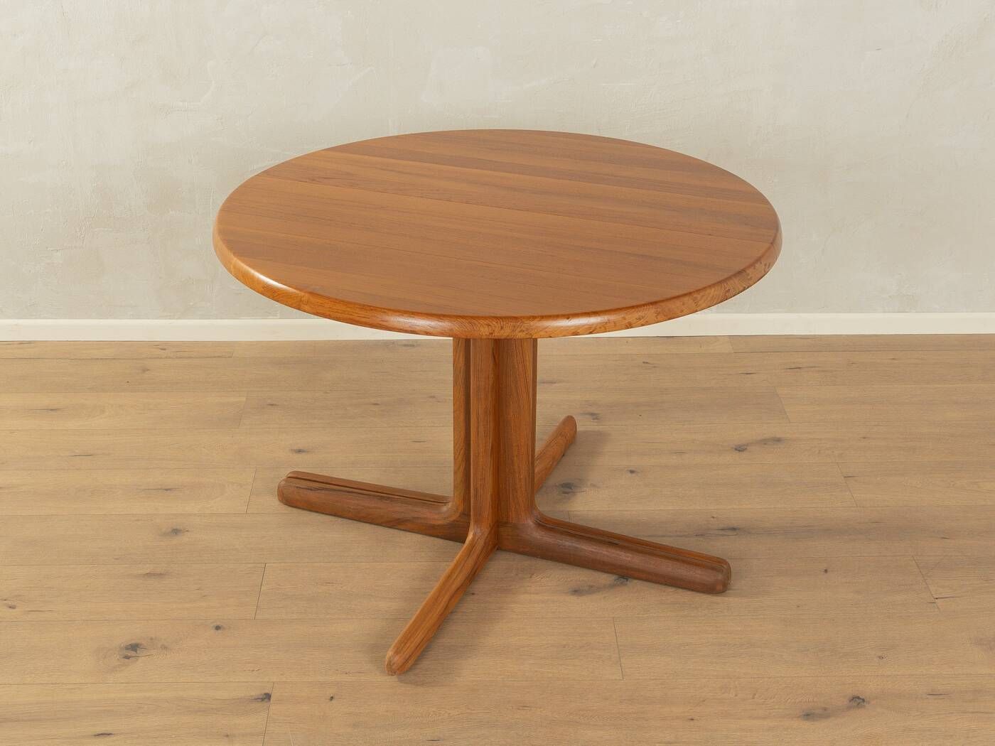 Dining table from the 1960s, solid frame and tabletop made of teak