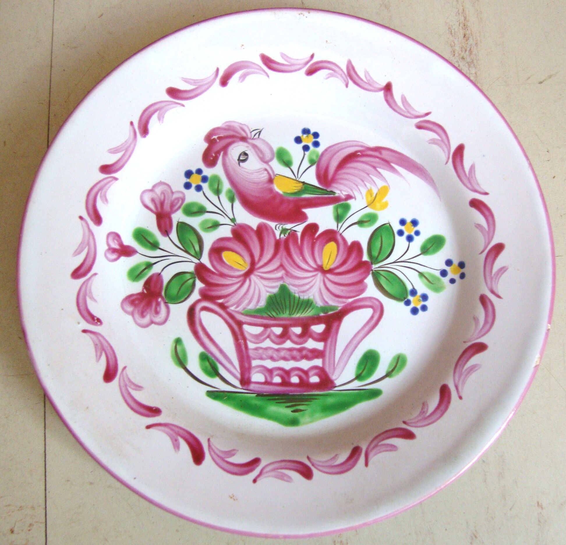 Assiette plate à décor St-Clément corbeille fleurie et oiseau