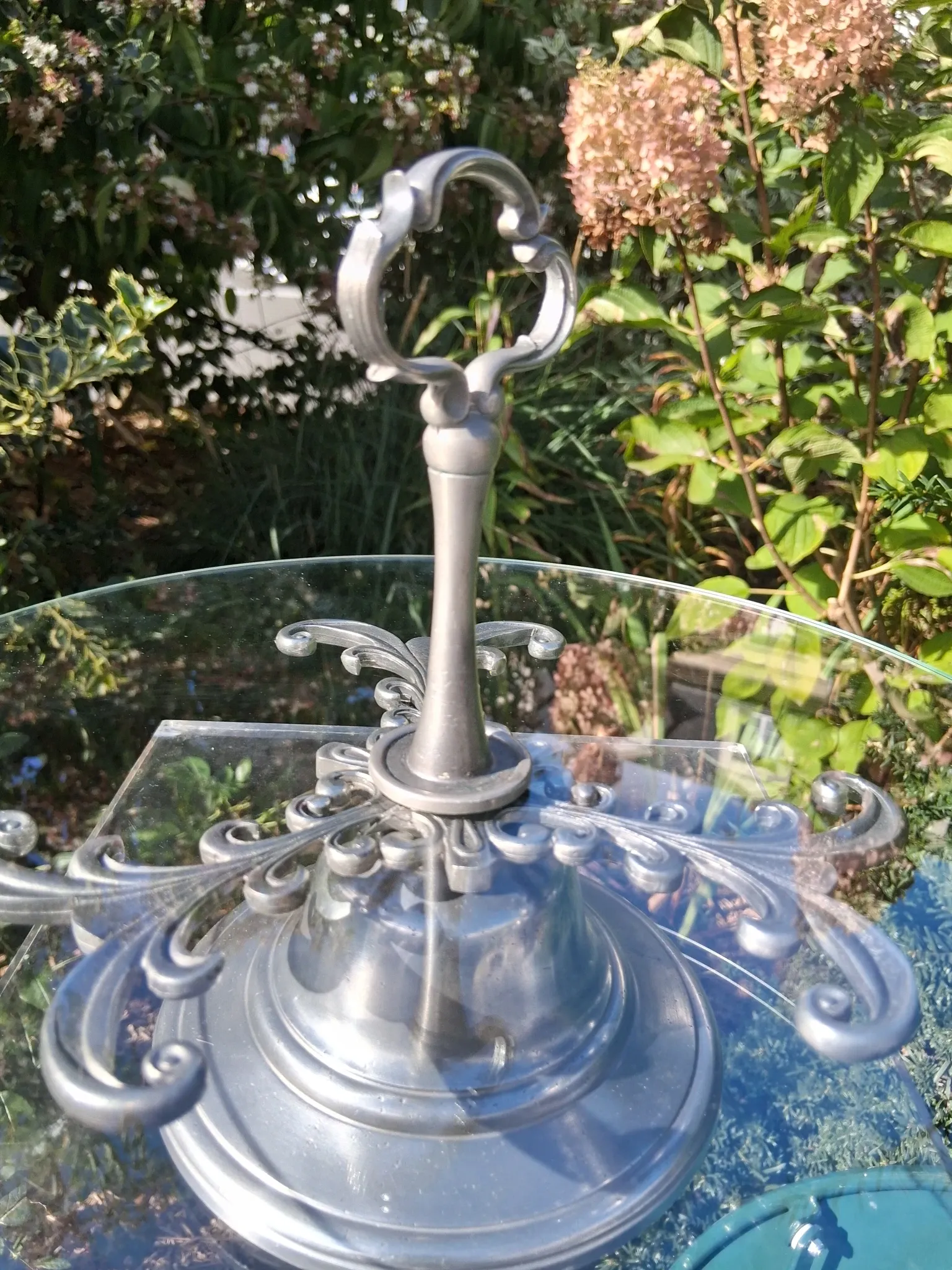 Very nice glass serving stand in very good condition.