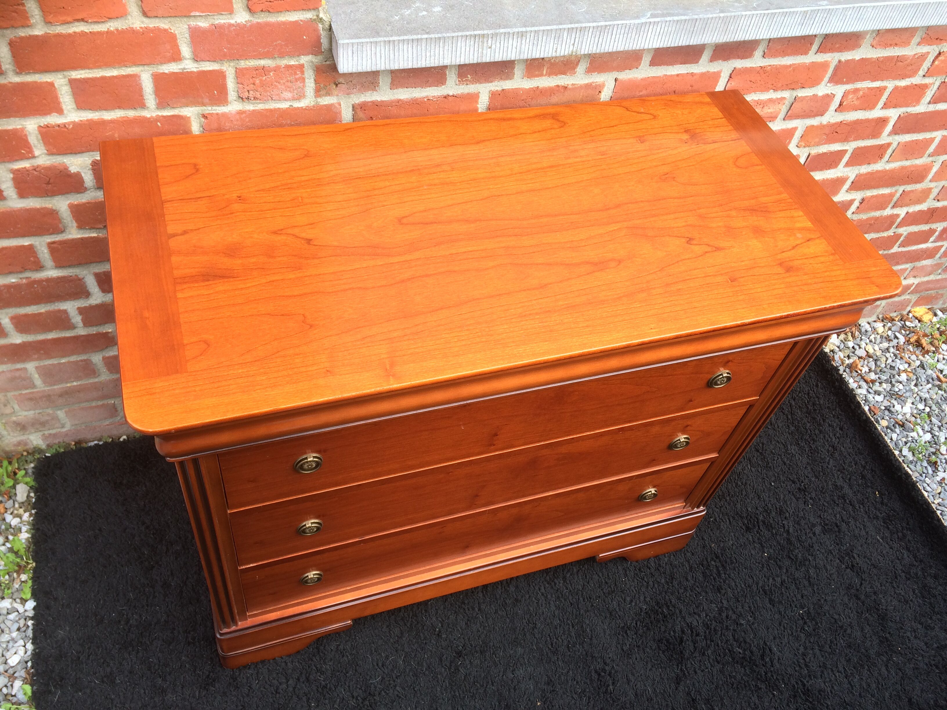 Commode à tiroir secret