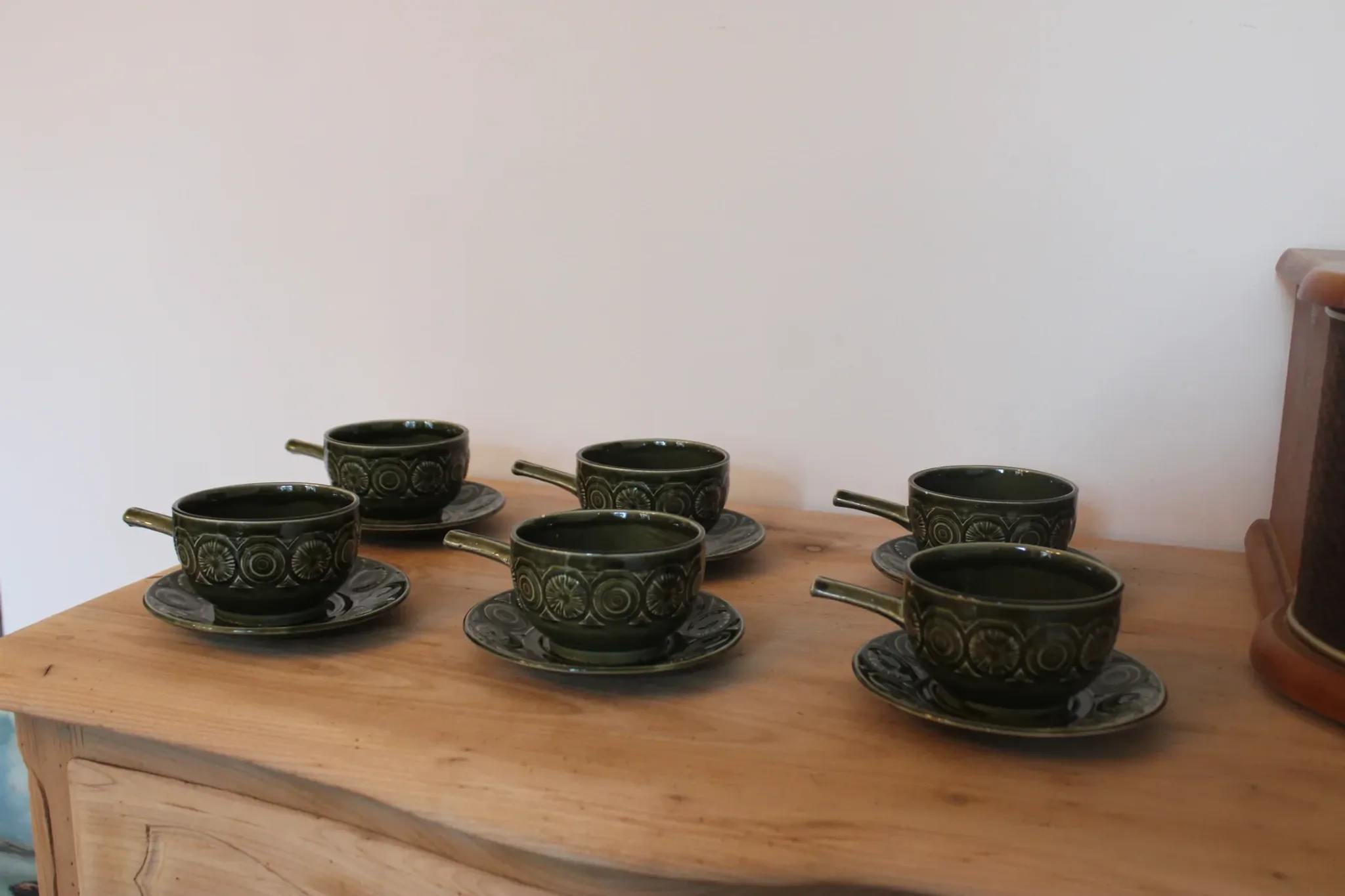 Vintage Tams England service – 6 soup bowls with handles and saucers in olive green ceramic.