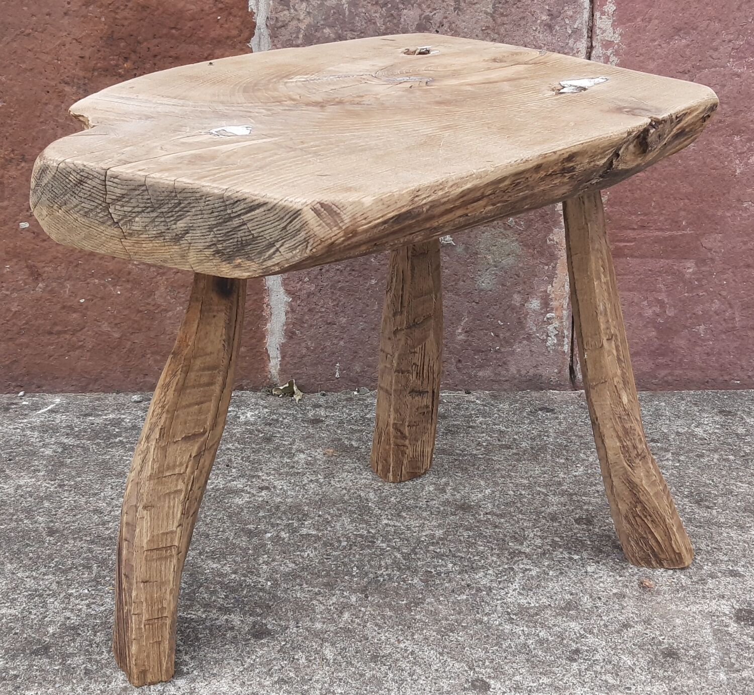 Brutalist coffee table in solid wood, tripod. (Popular art)