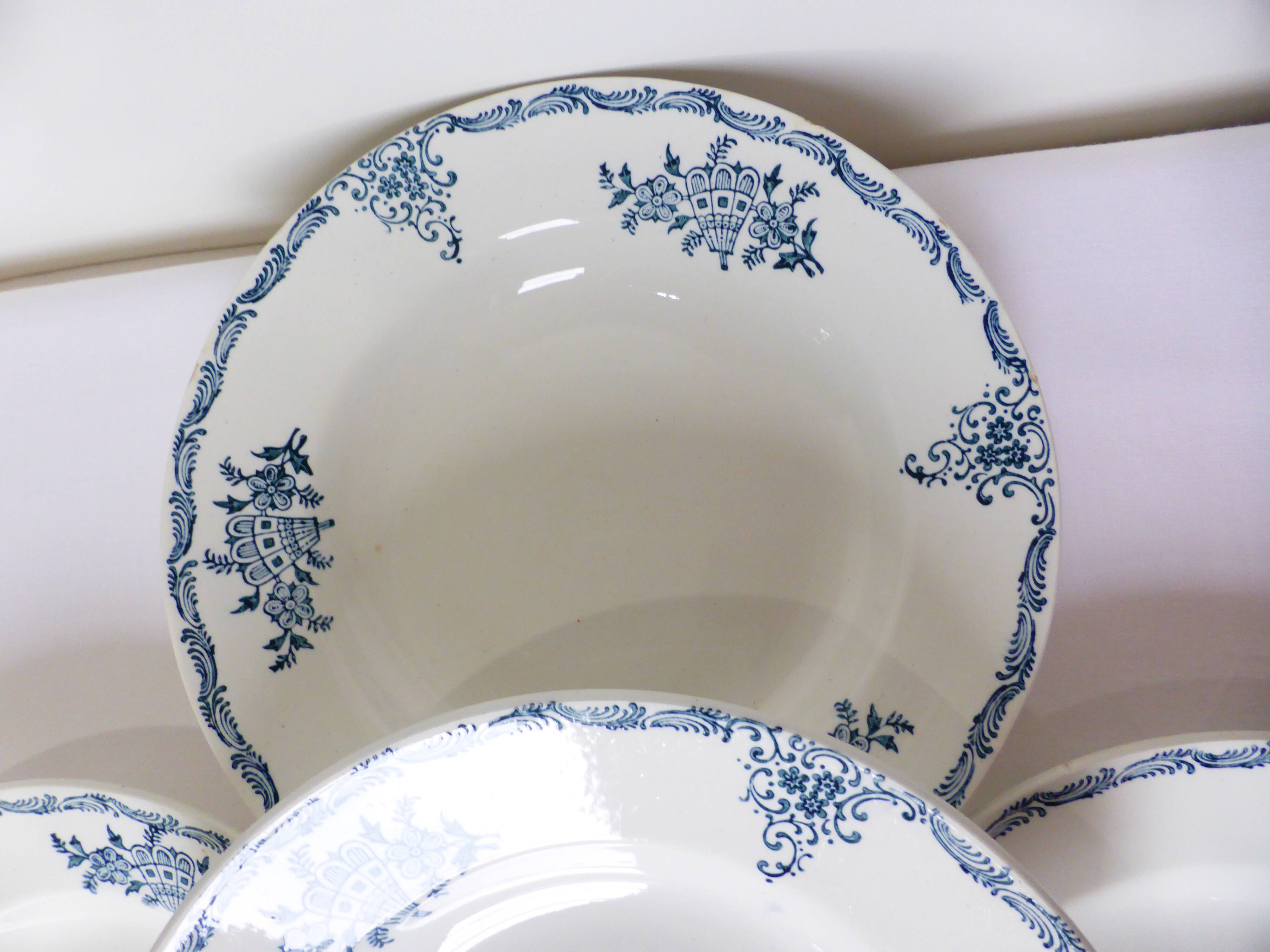 4 assiettes creuses en terre de fer de St Amand 220504