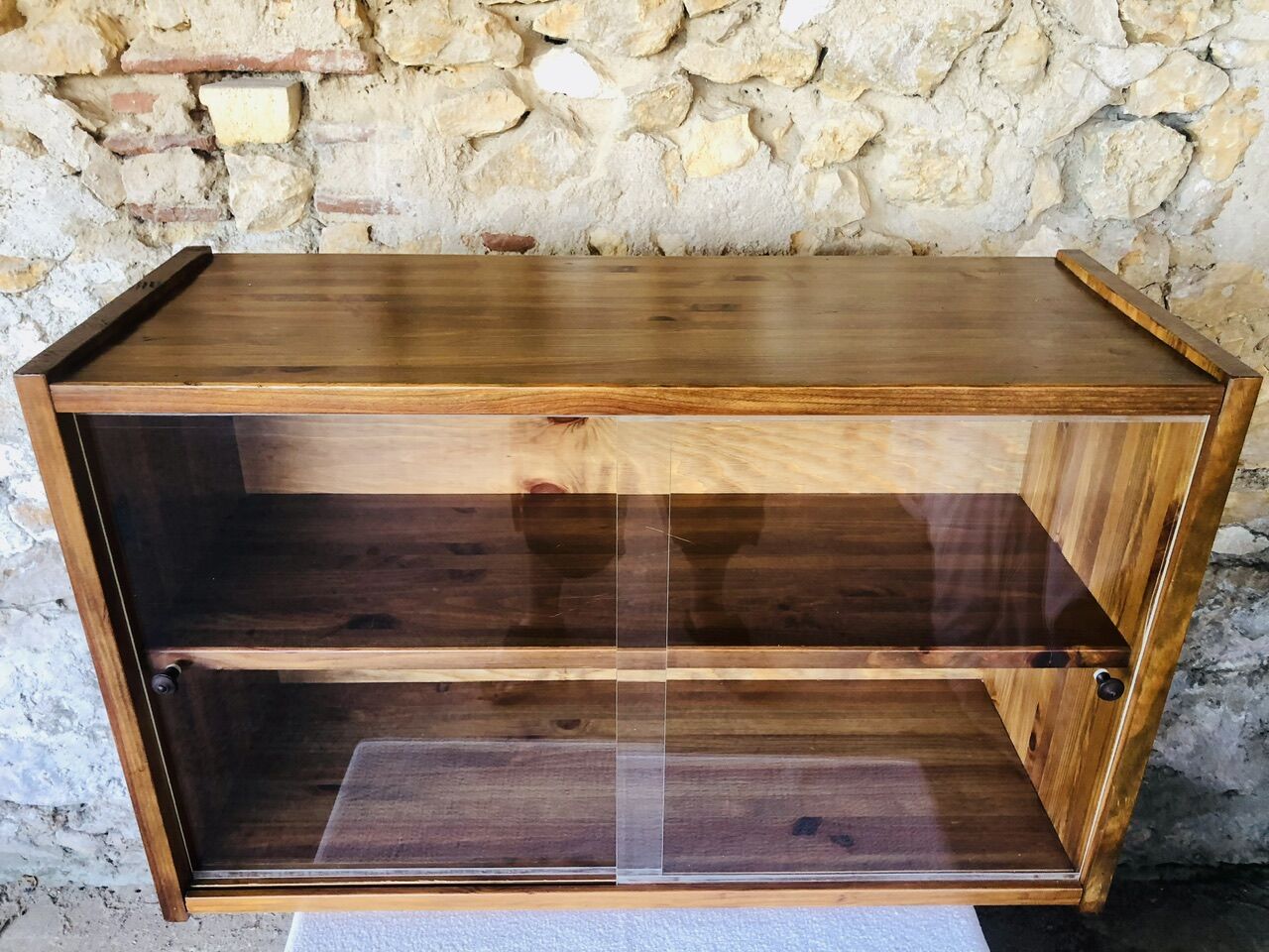 Étagère murale vintage avec portes coulissantes en plexiglass