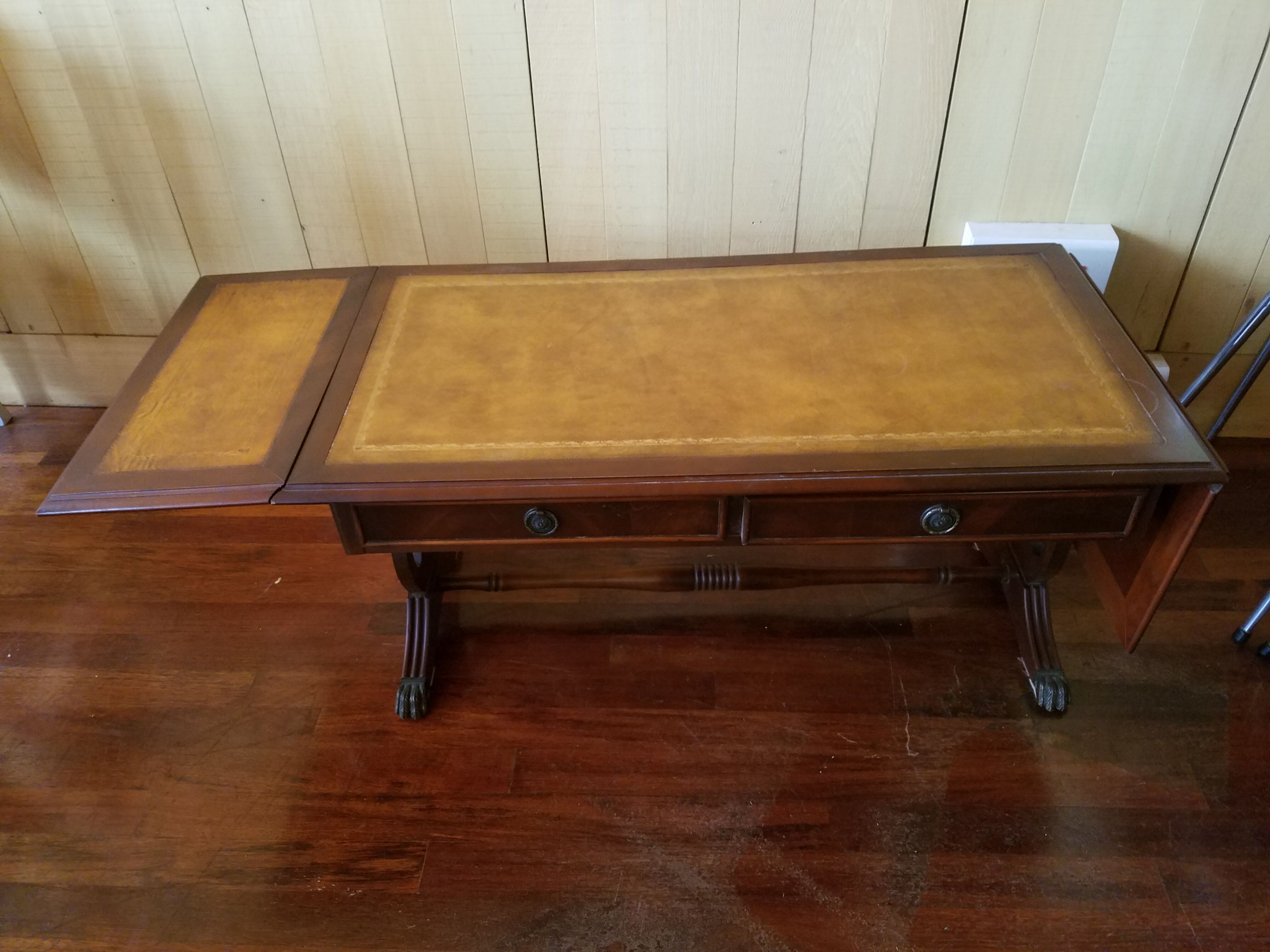 table-tier English lion feet, cherry and leather
