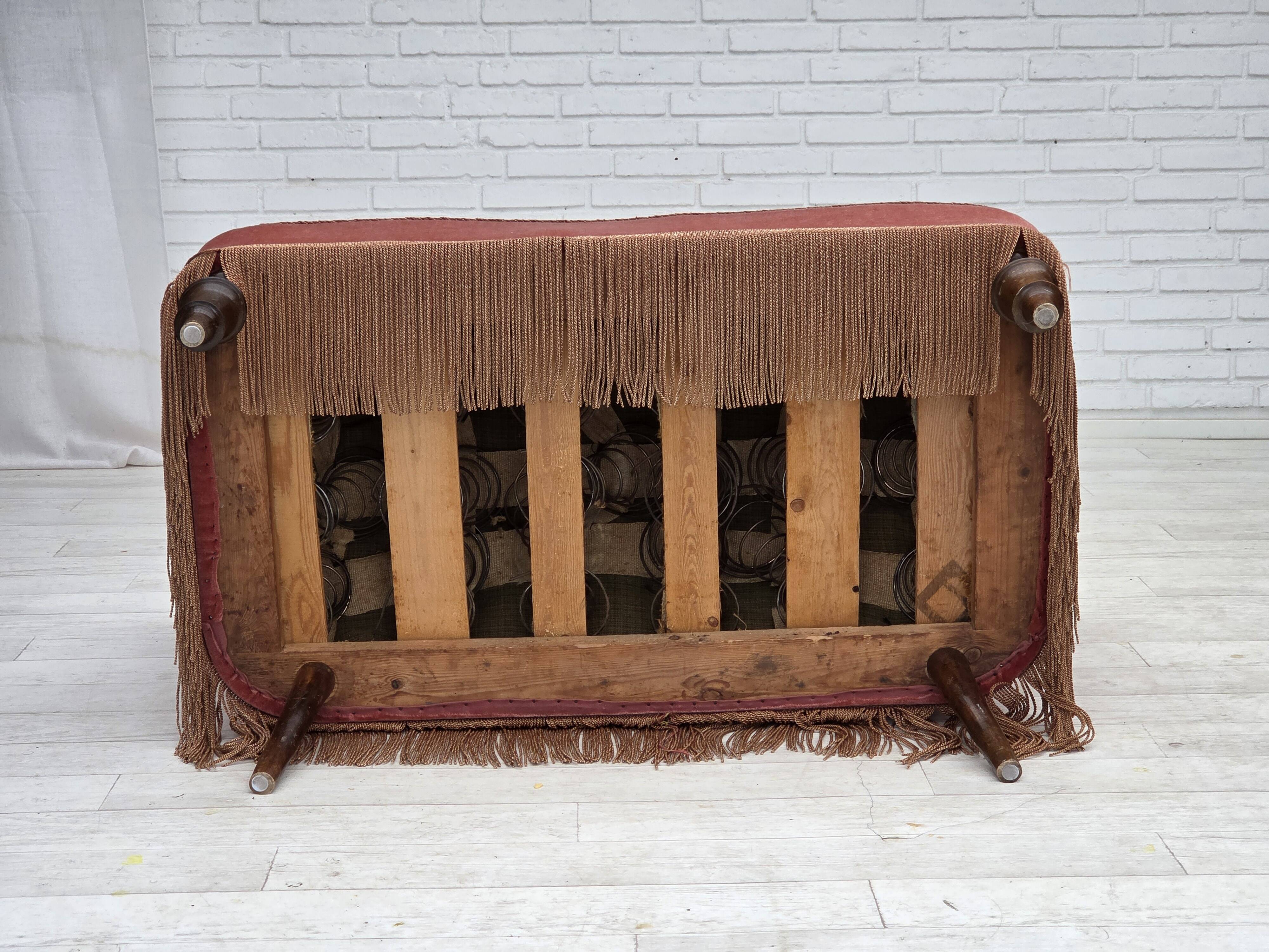 Canapé danois 2 places des années 1930, velours d'ameublement rose saumon, bois de frêne.