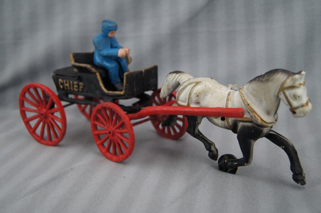 Old toy Horse-drawn carriage in cast iron polychrome iron with checker "P.D. CHIEF"
