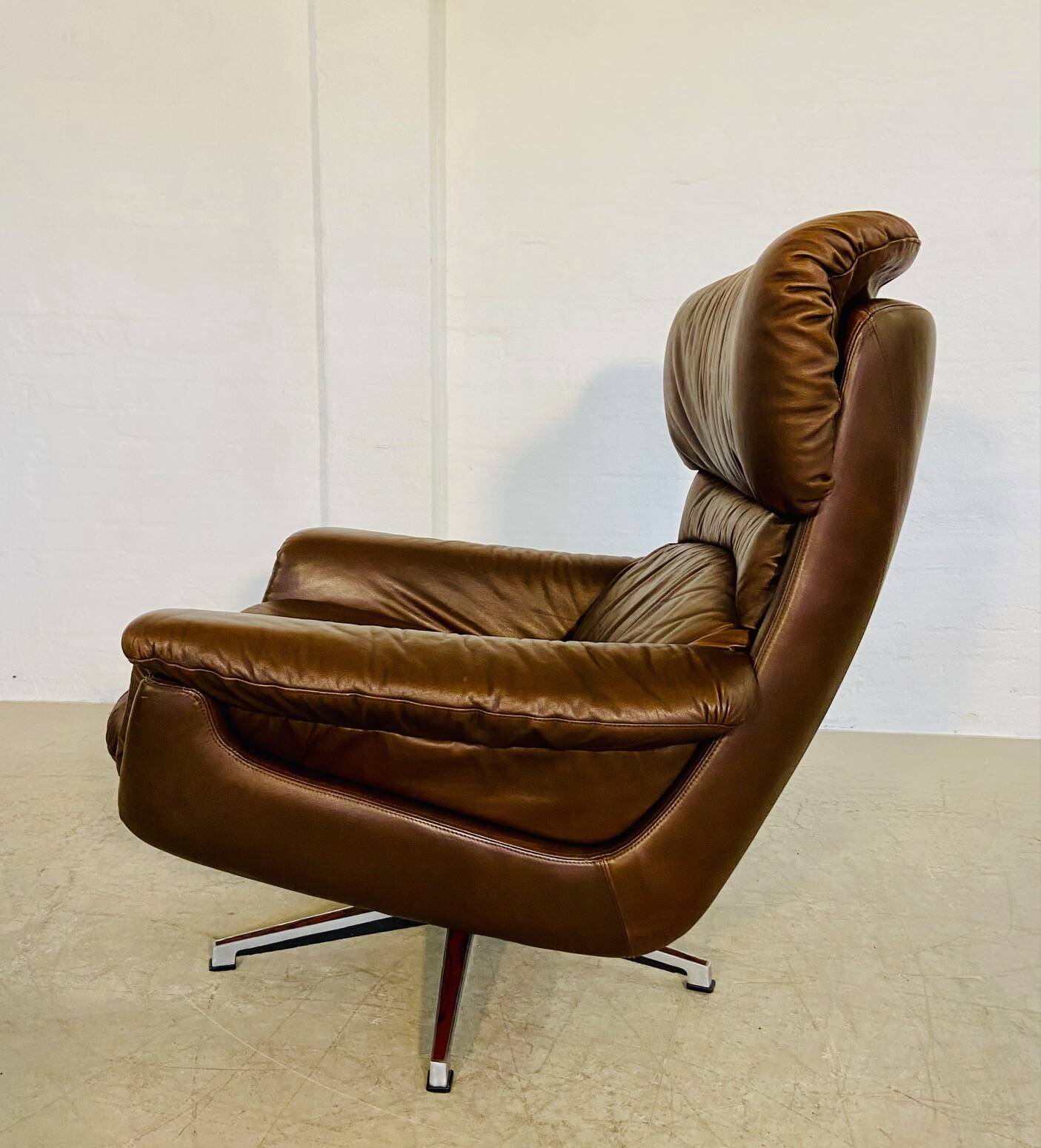 Chaise œuf pivotante en cuir danoise vintage des années 1970 par Bramin