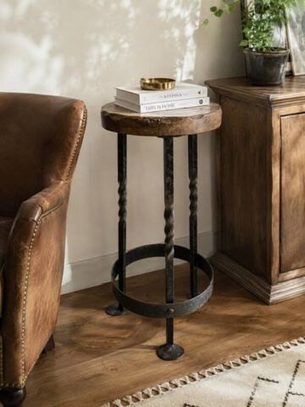 Tabouret brutaliste vintage bois massif et fer forgé torsadé – esprit loft