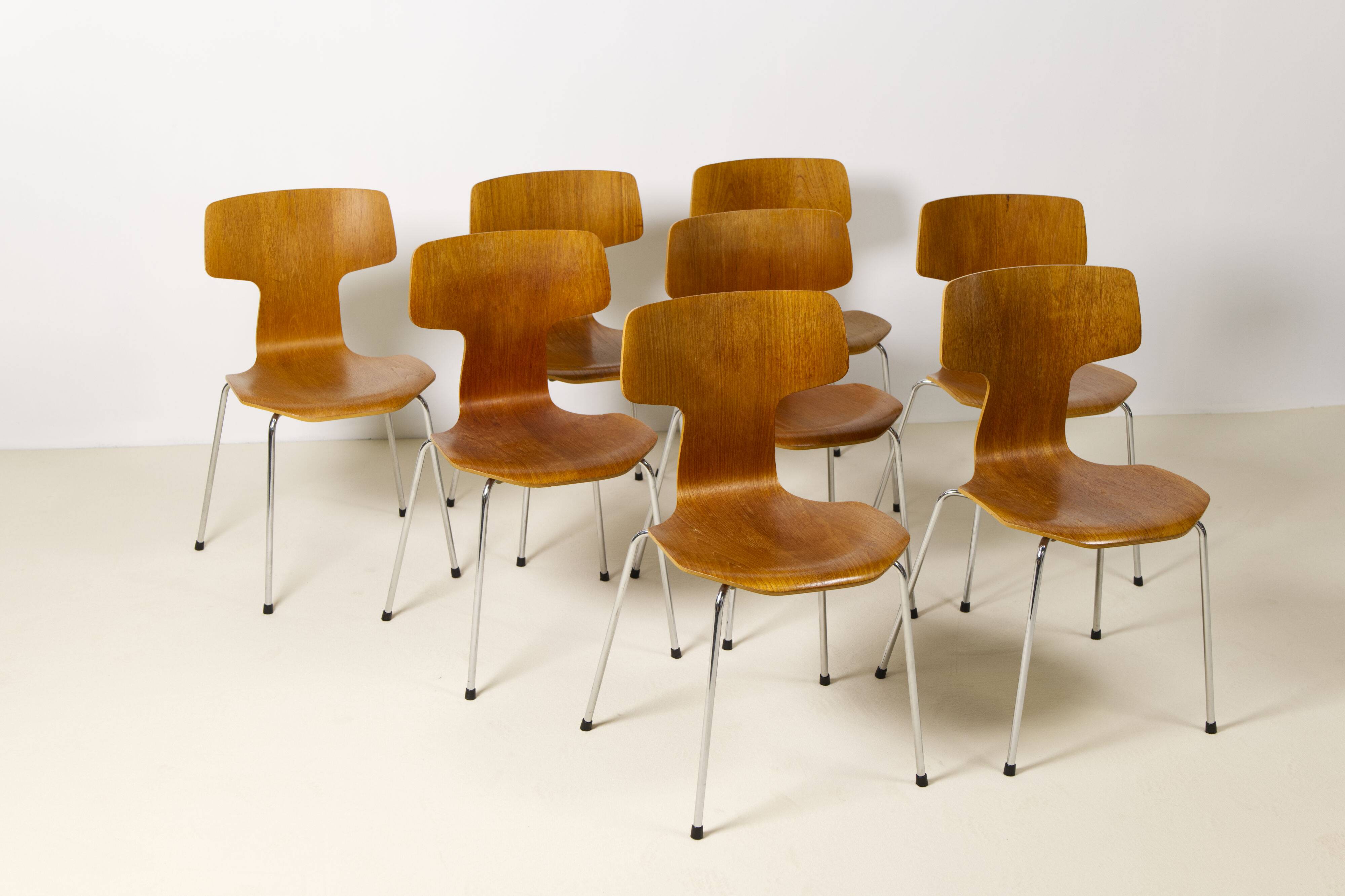 8 chaises T en teck, conçues par Arne Jacobsen pour Fritz Hansen, années 1980