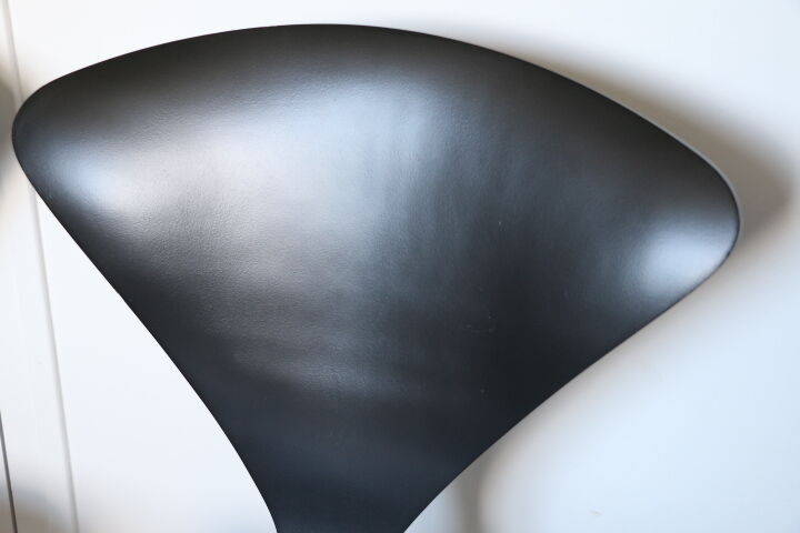 Chaise norman cherner noire
