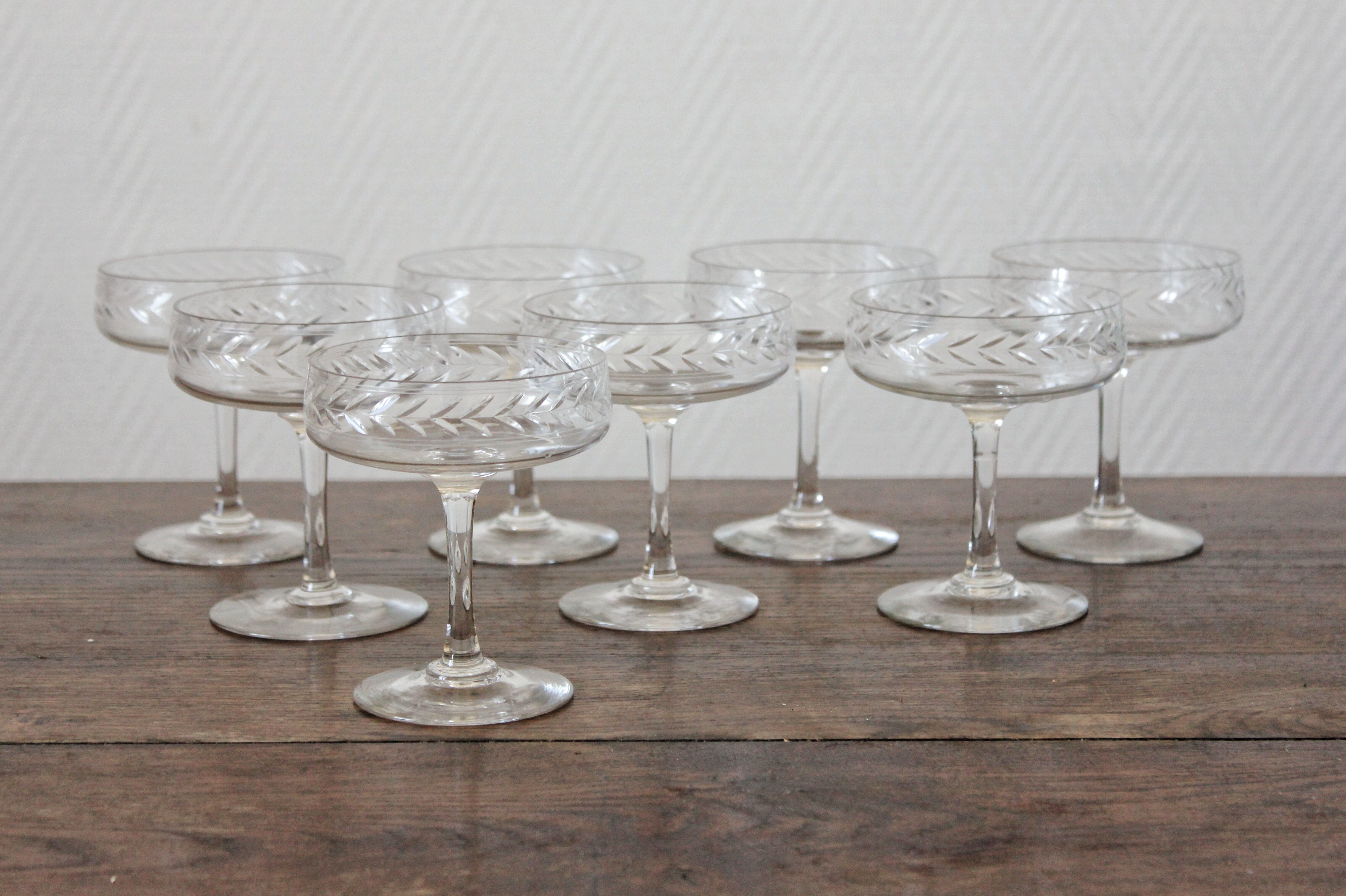 8 coupes à champagne en cristal gravé