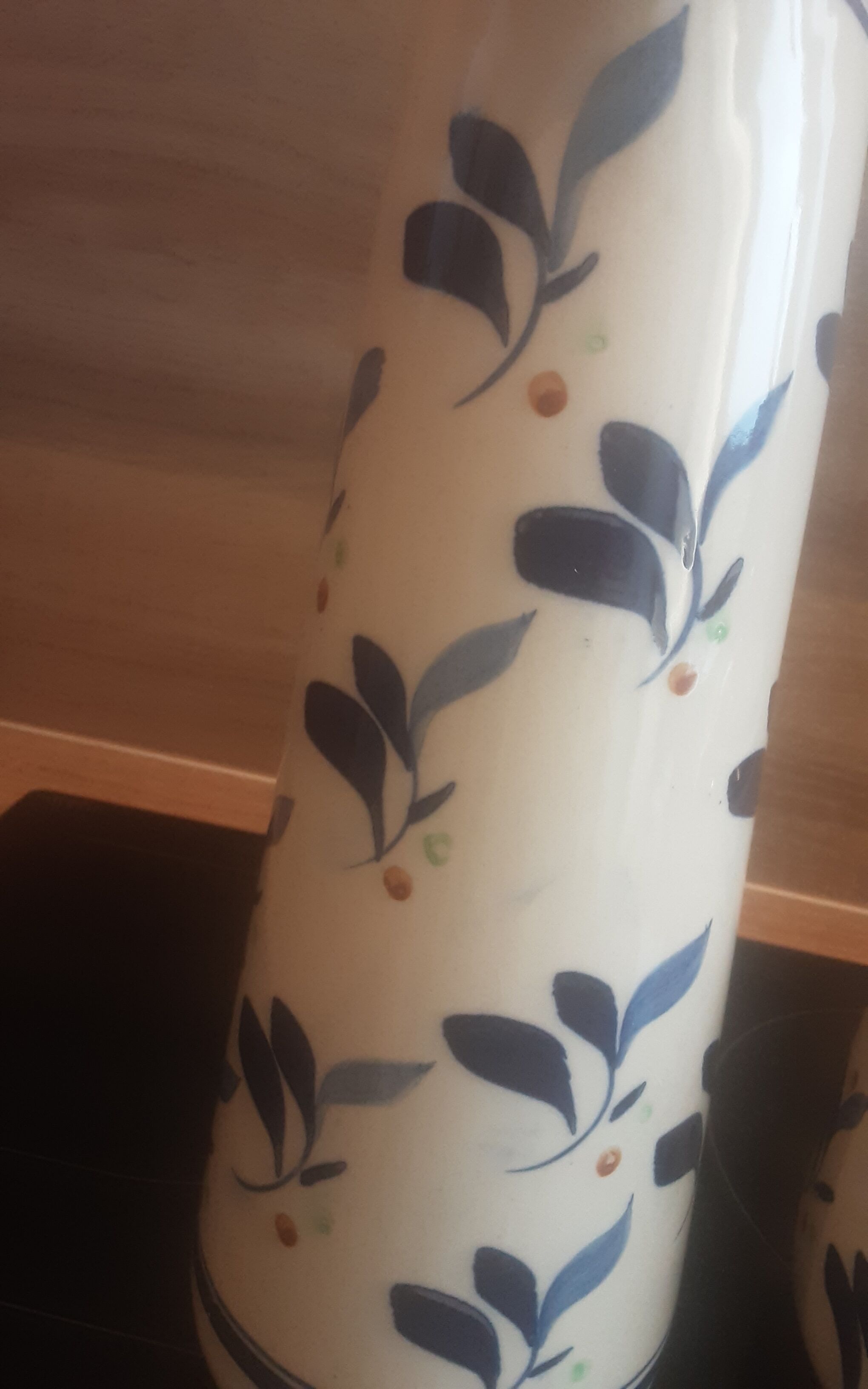 Lot decanter and cracked earthenware pot