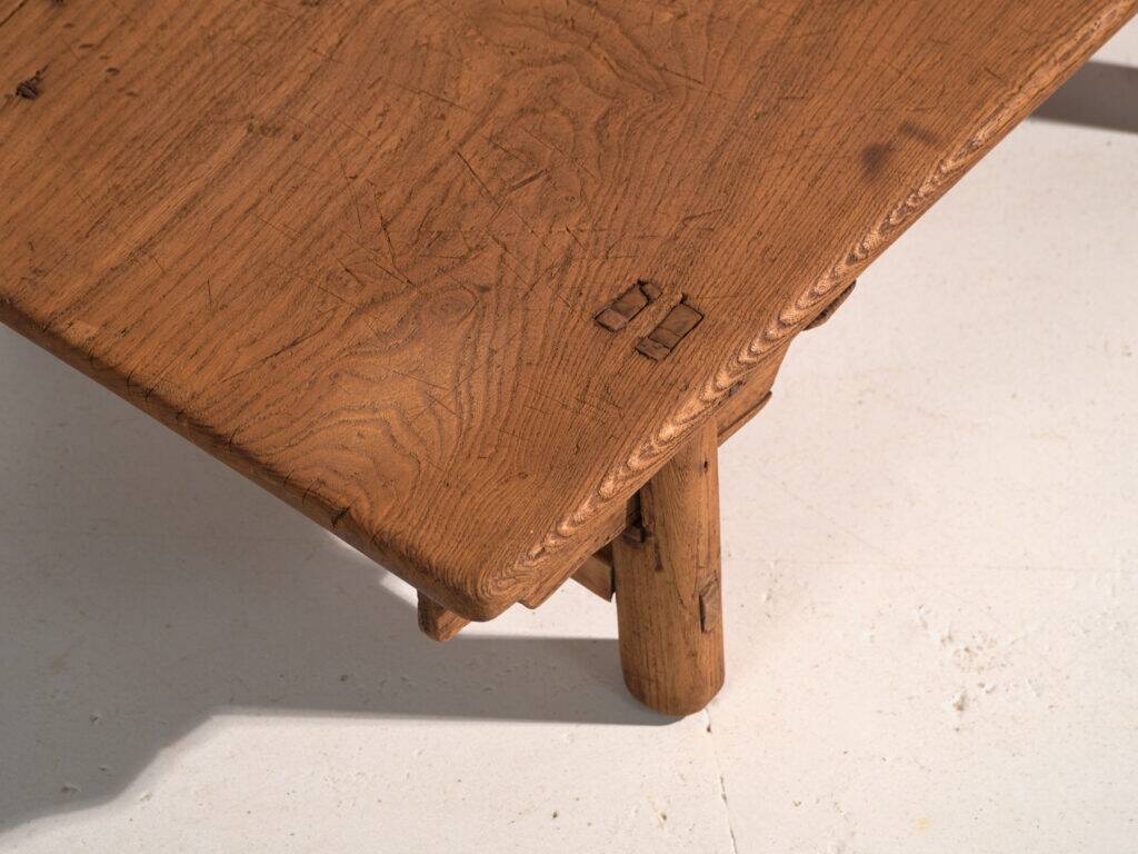 Table basse ancienne en bois de pin – Chine, vers 1890