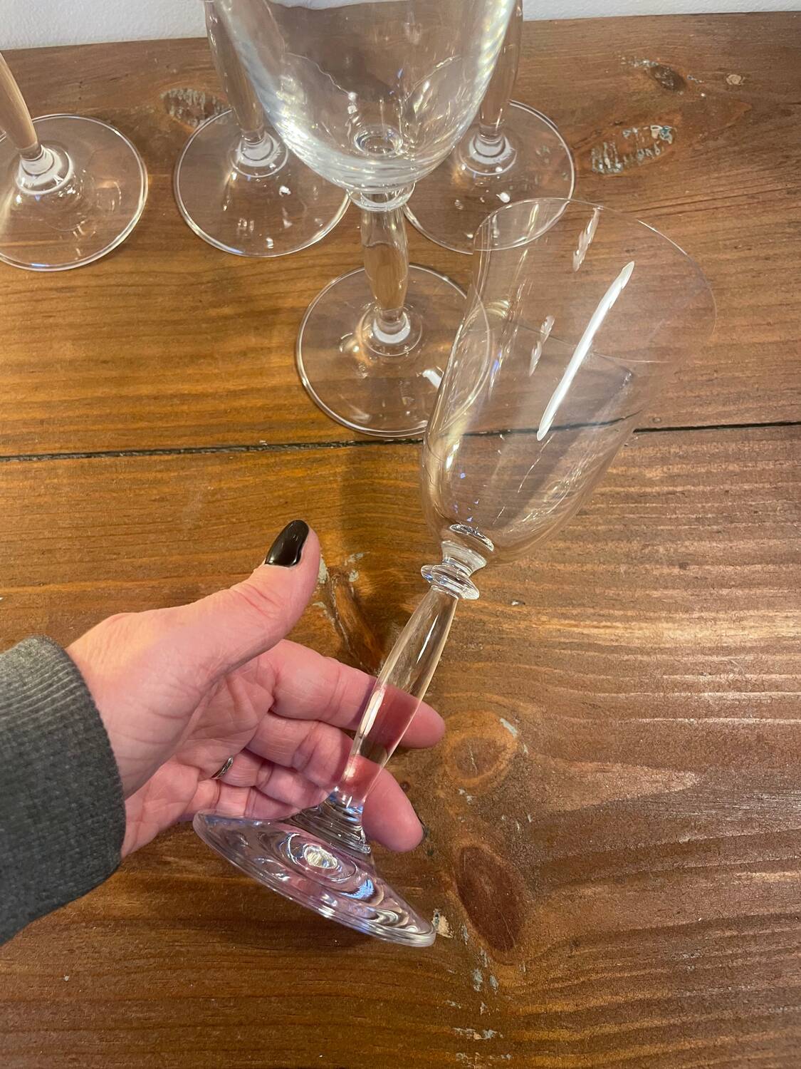 5 large tulip-shaped crystal glasses for wine or water.