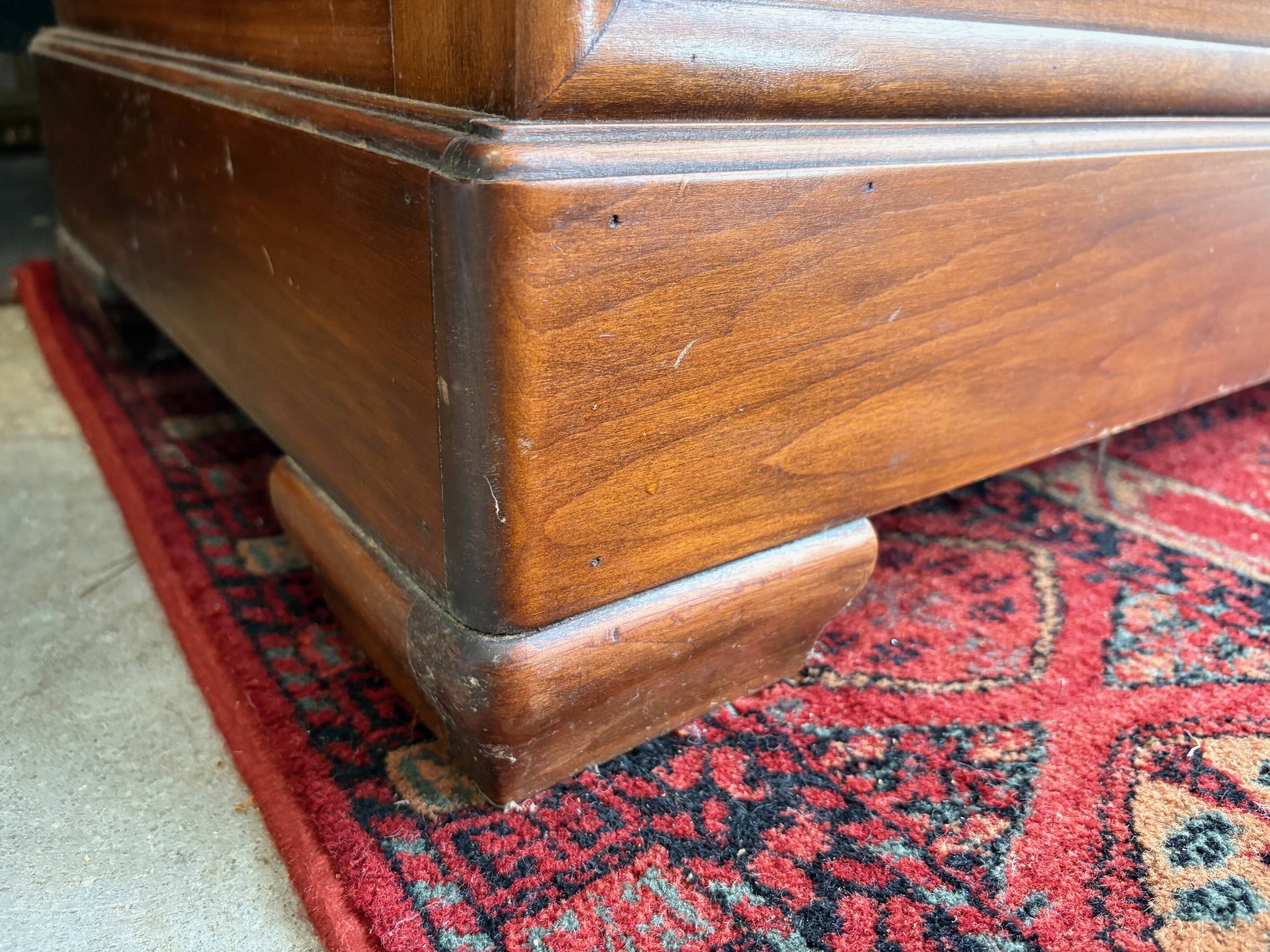 Commode style Louis-Philippe en bois massif