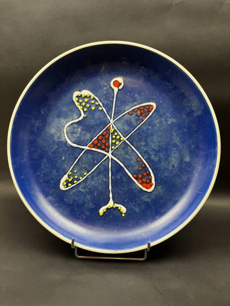 Grand plat décoratif signé André Baud, diamètre 37 cm, décor émaillé
