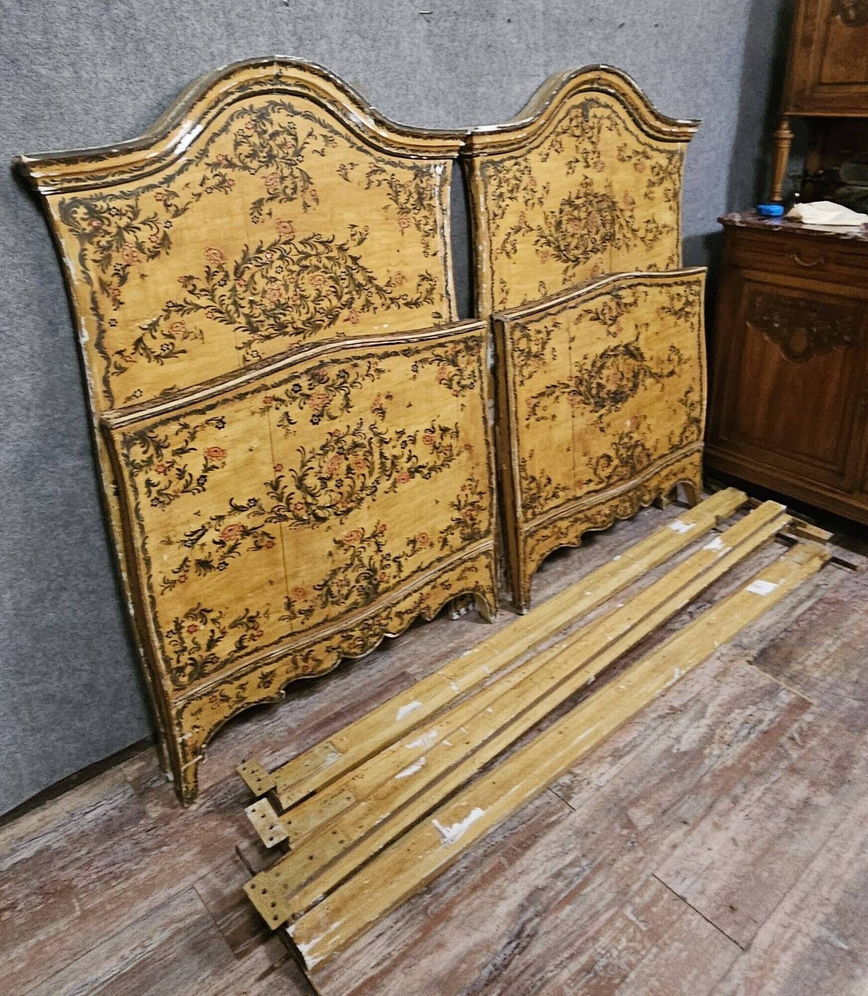 Pair of antique painted beds with floral decoration - 19th century - Venetian style