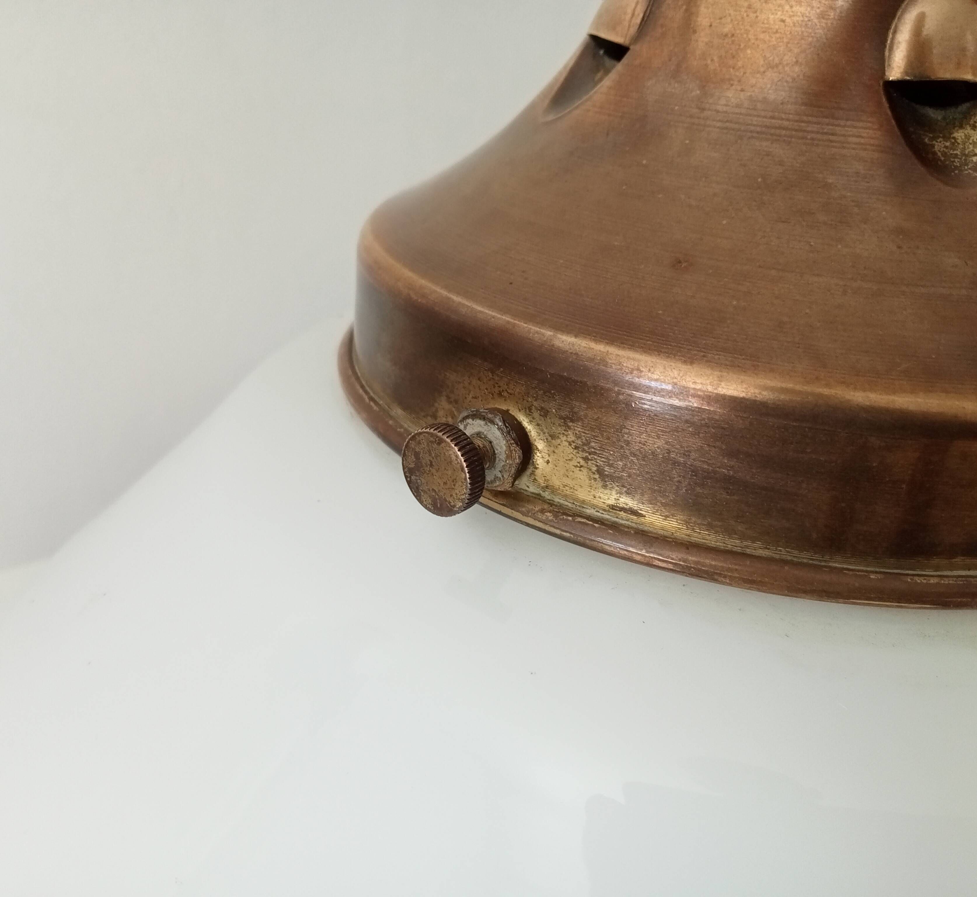 Art Deco "Skyscraper" suspension from the 1930s in opaline and brass.