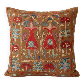 Housse de coussin en soie brodée marron. Taie d'oreiller en textile Suzani. Coussin d'accent folklorique traditionnel.