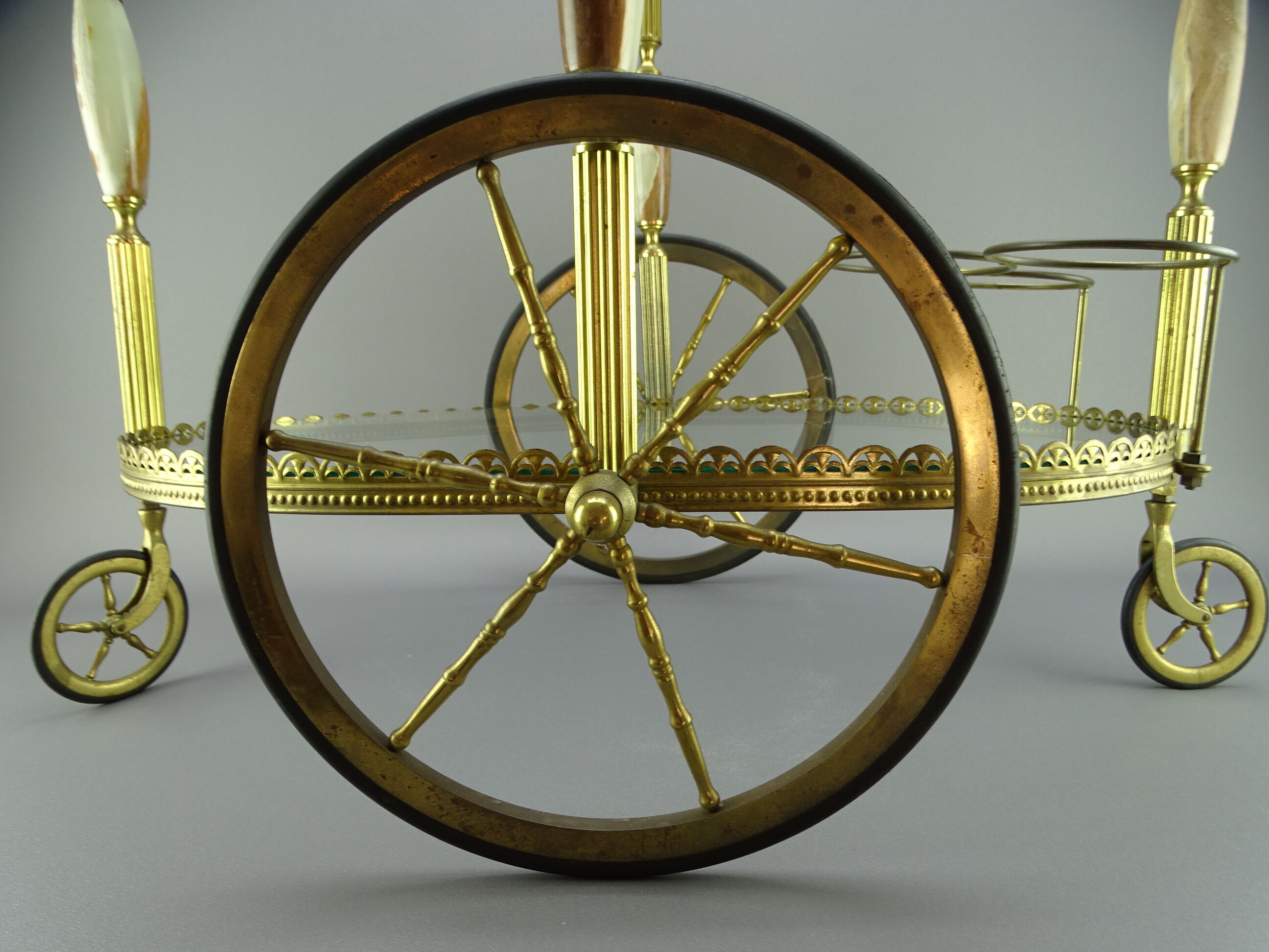 Troller bar in bronze and glass