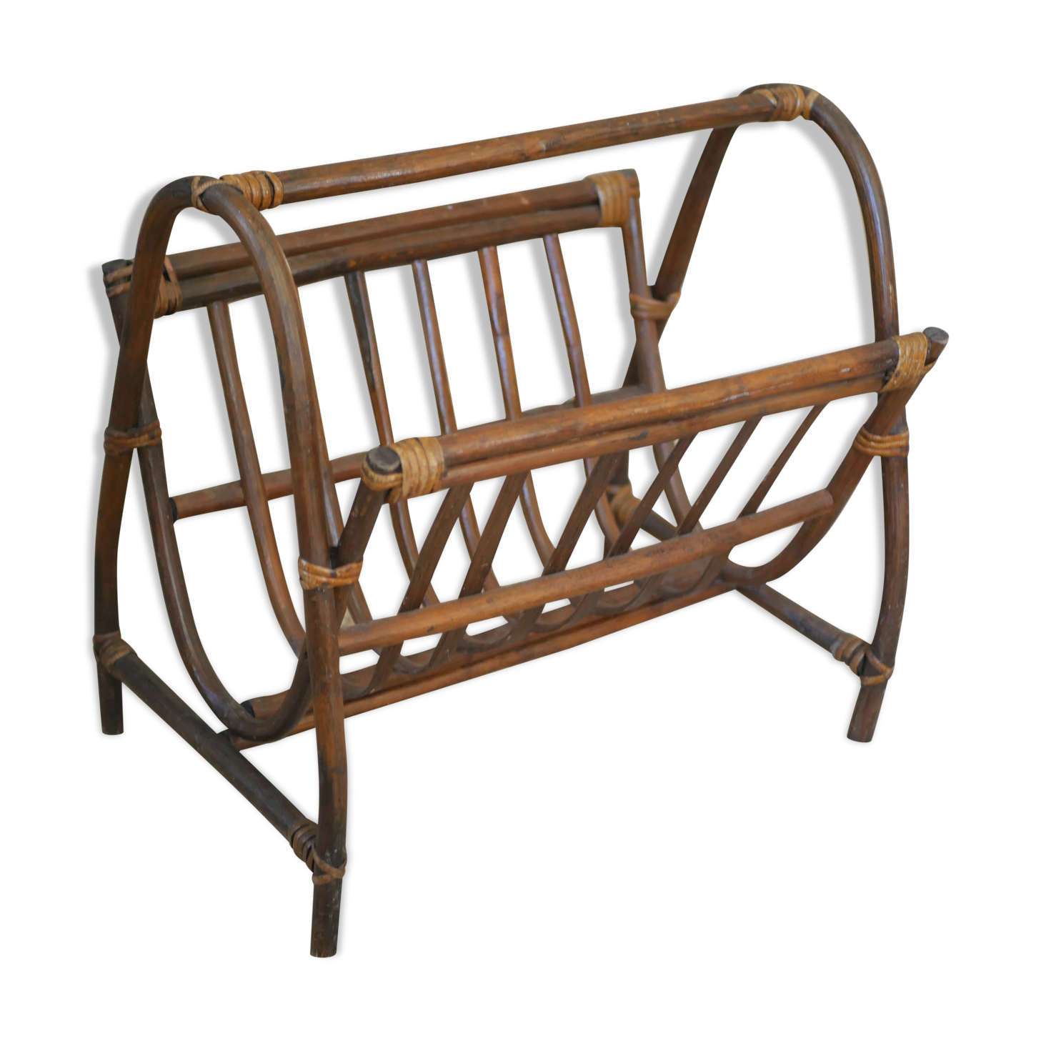 Range magazines in rattan