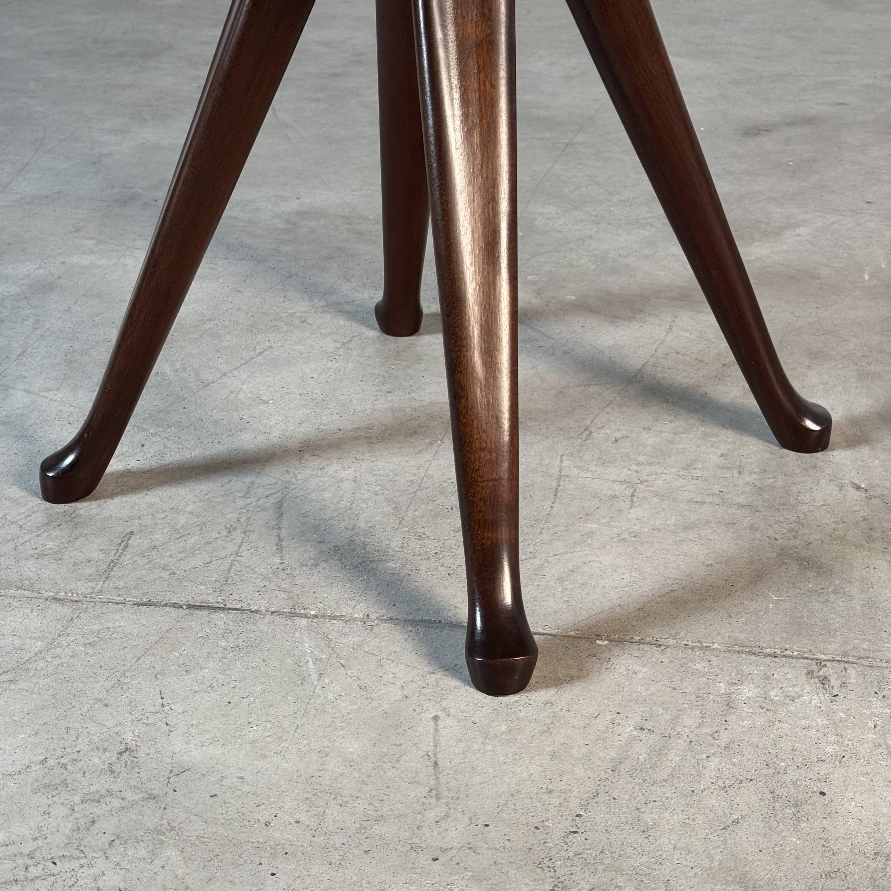 Round dining table in onyx and solid walnut by Osvaldo Borsani, 1950s.