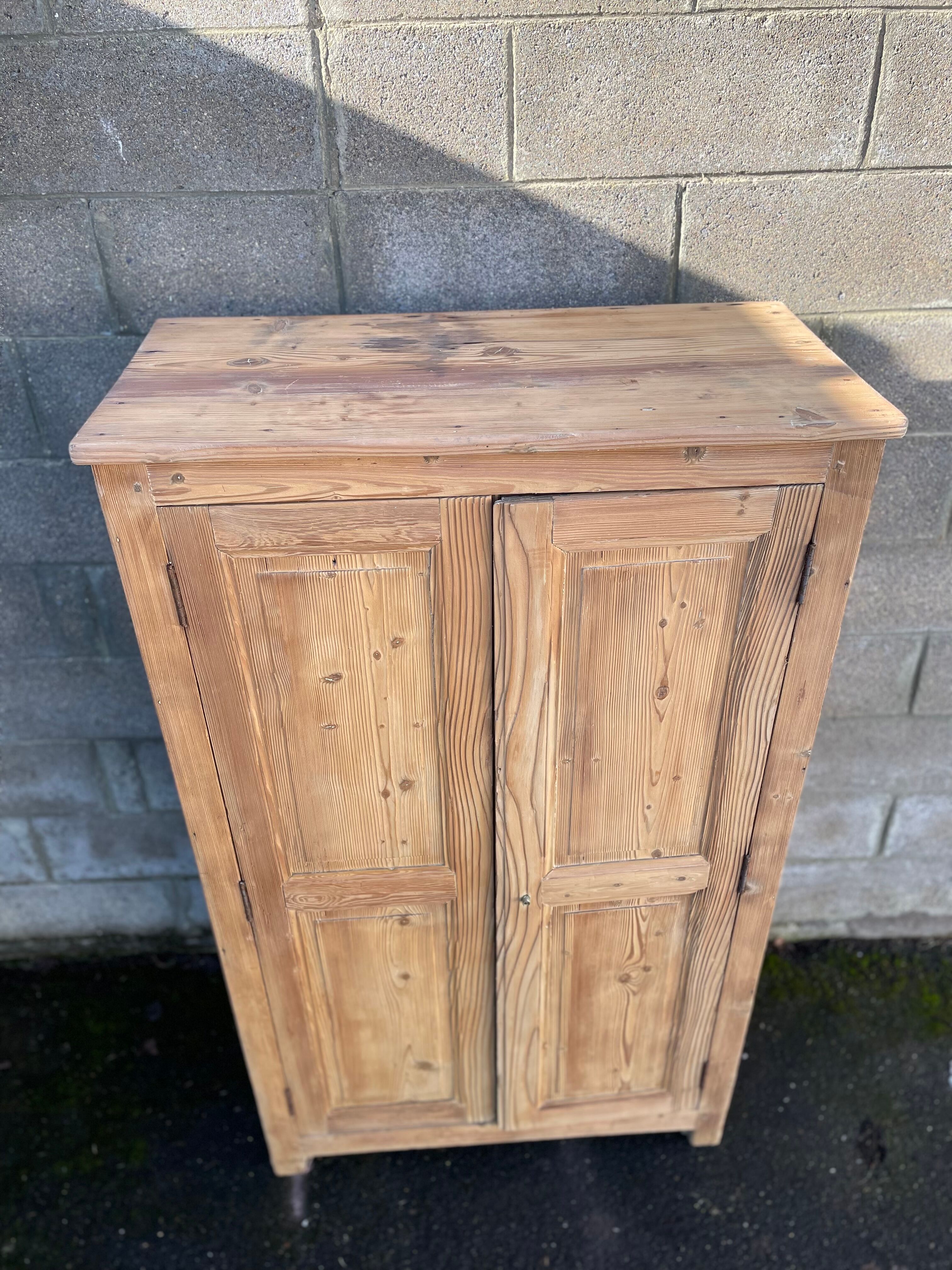 Armoire parisienne ancienne