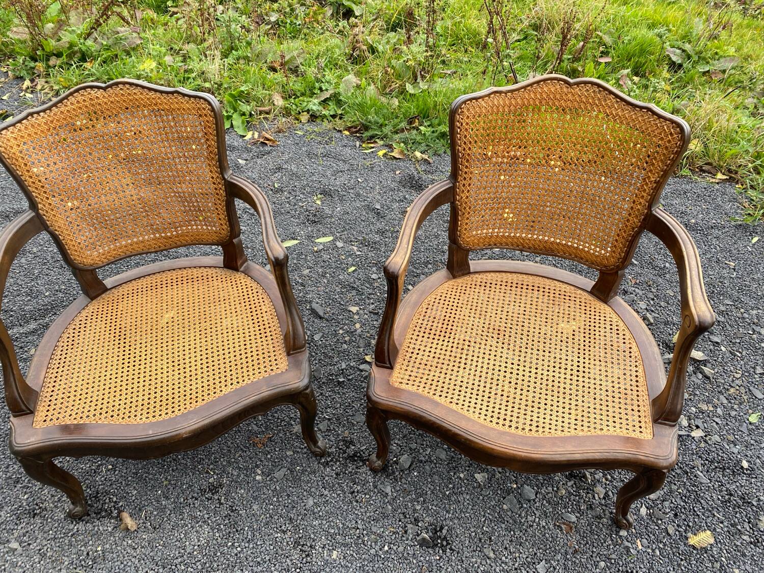 Paire de fauteuils cannés de style Louis XV