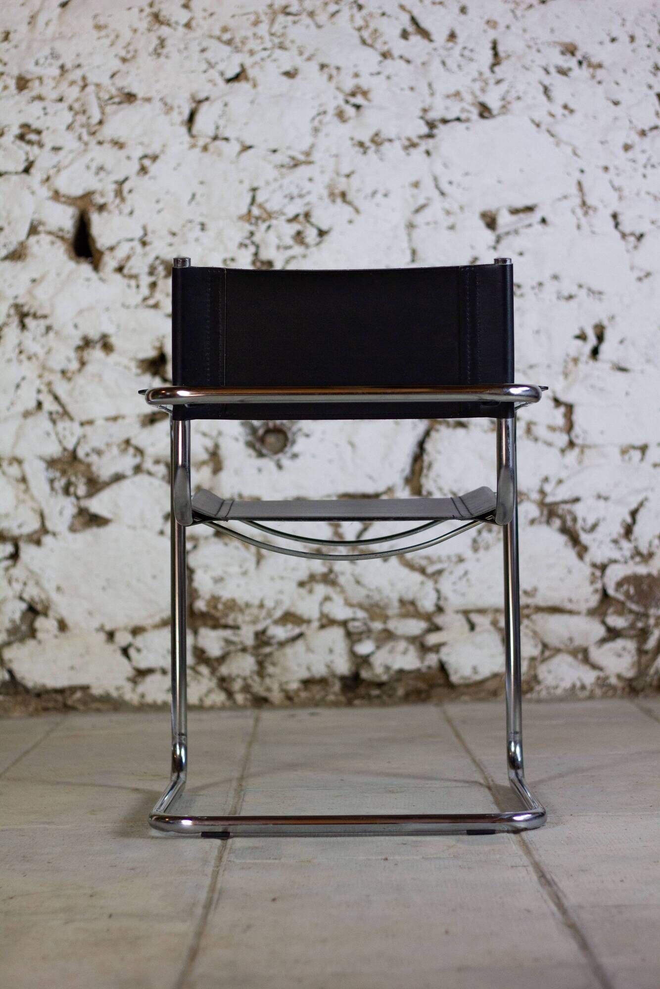 Pair of Bauhaus cantilever armchairs in chromed metal and leather, 1970