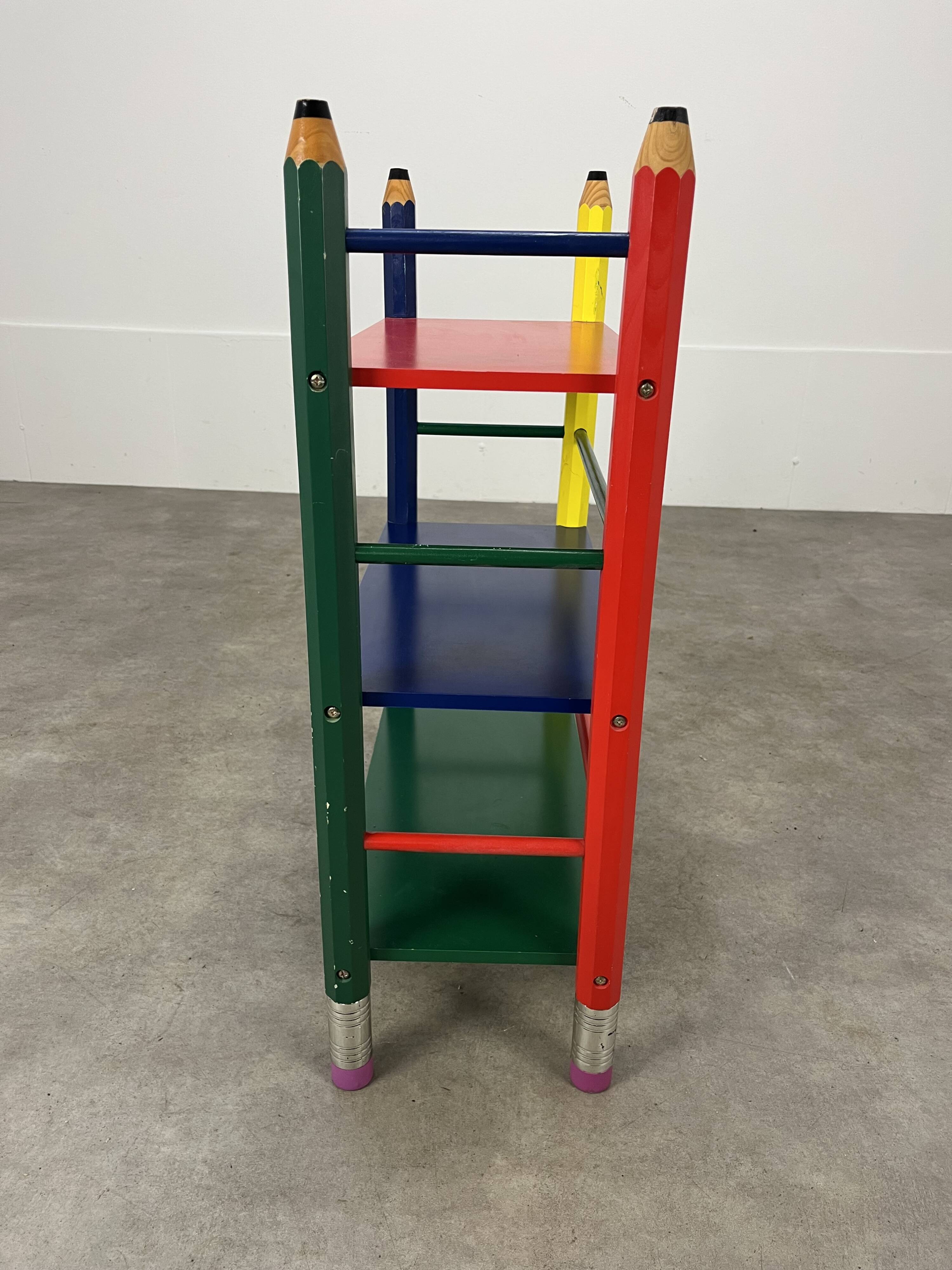 Etagère crayon style Pierre Sala pour enfants