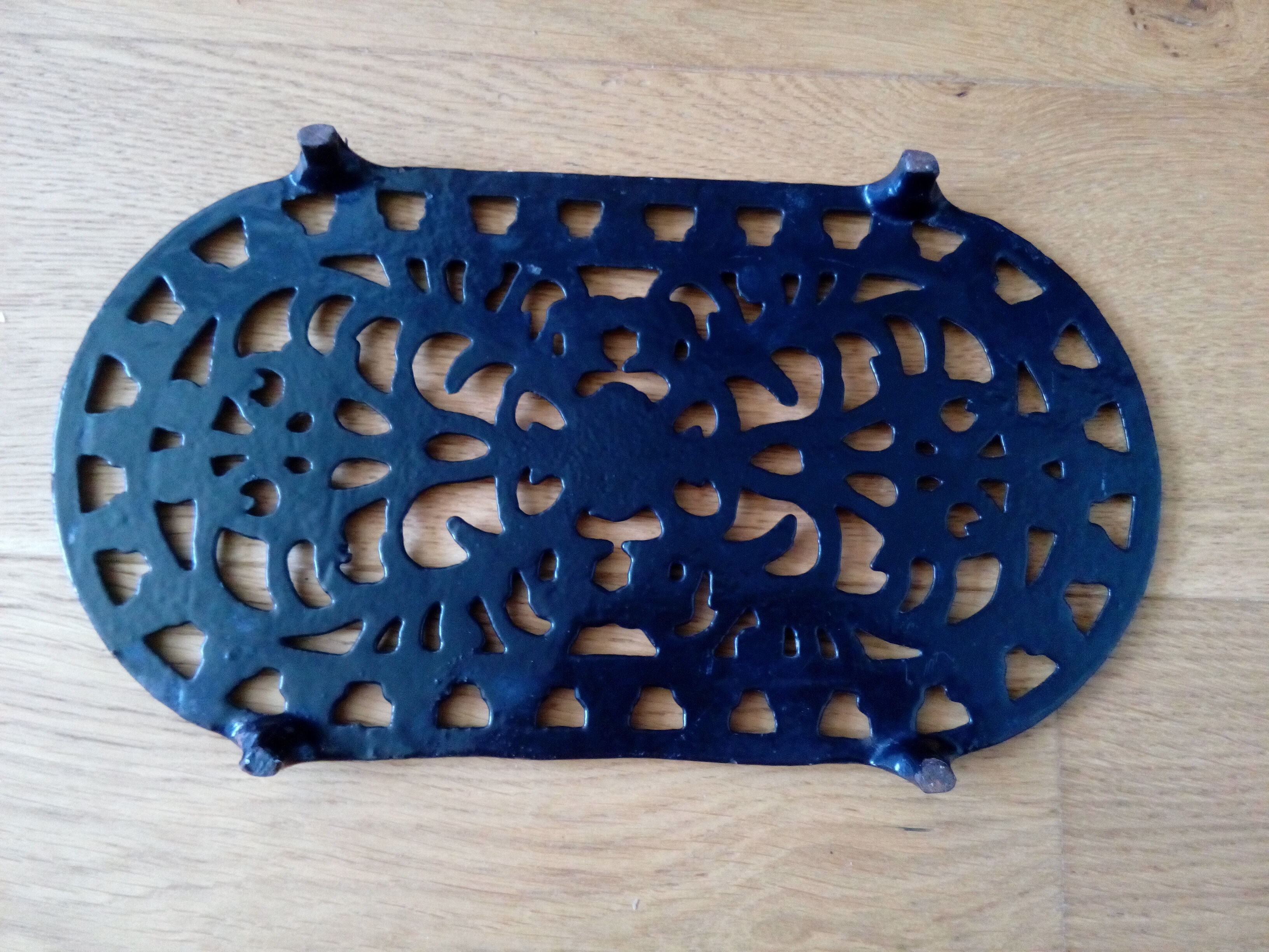 Black enamelled cast iron dish
