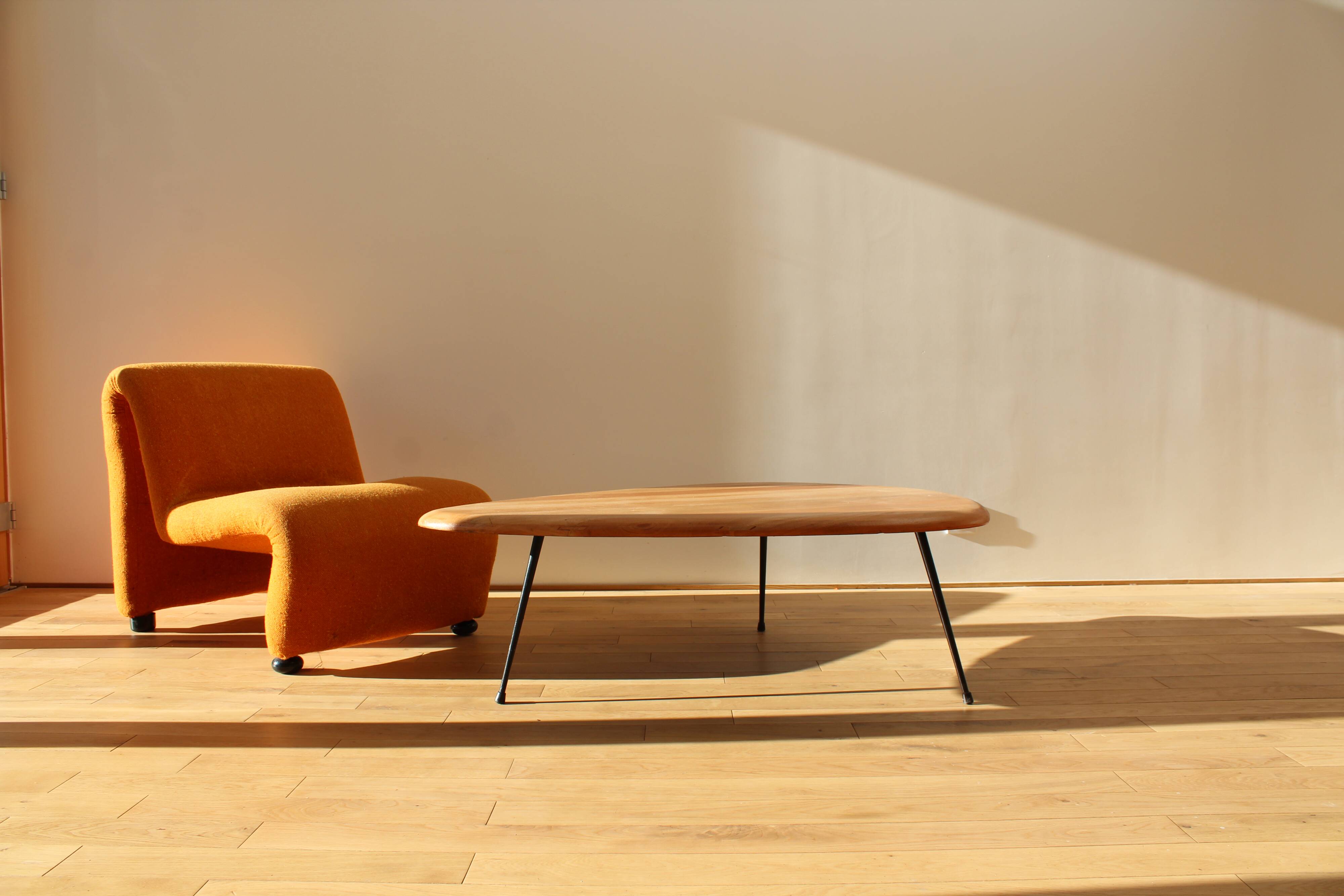 Table basse forme libre en bois massif