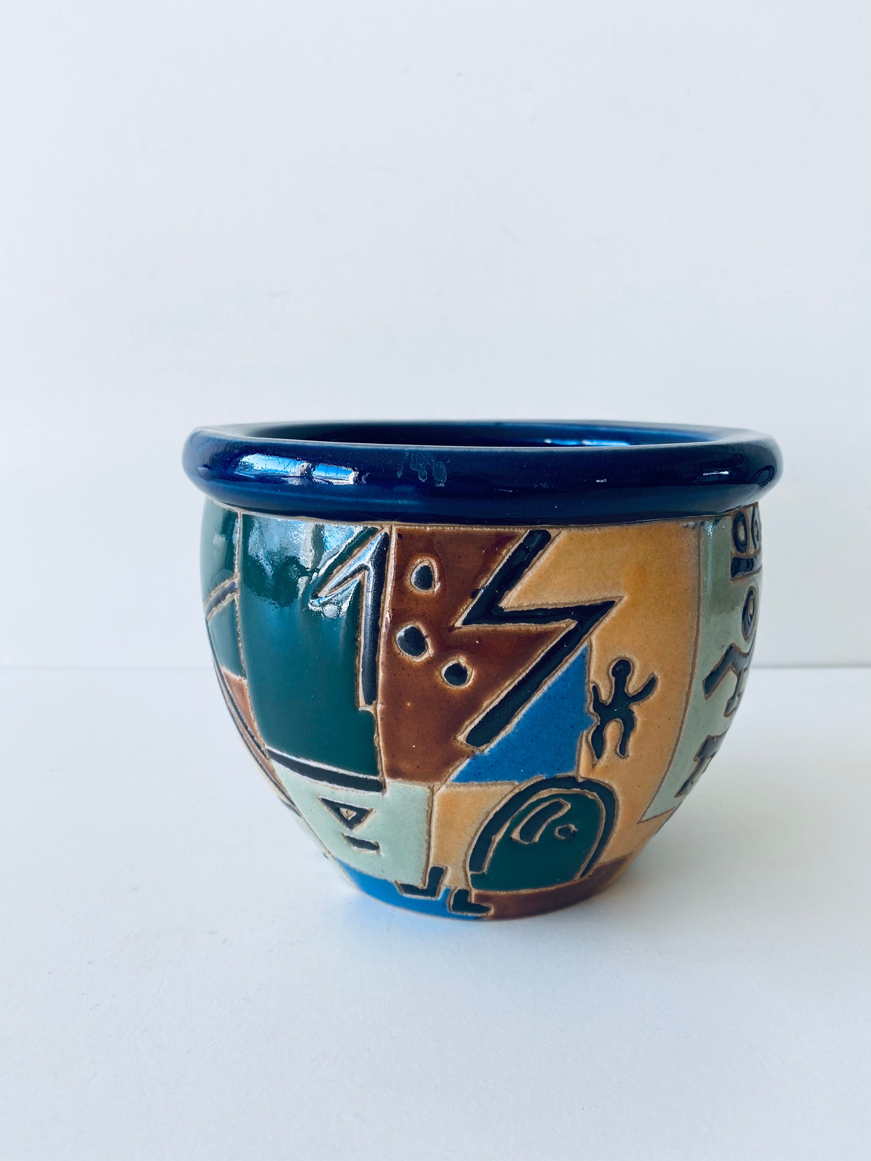 Hide ethnic pot in earth