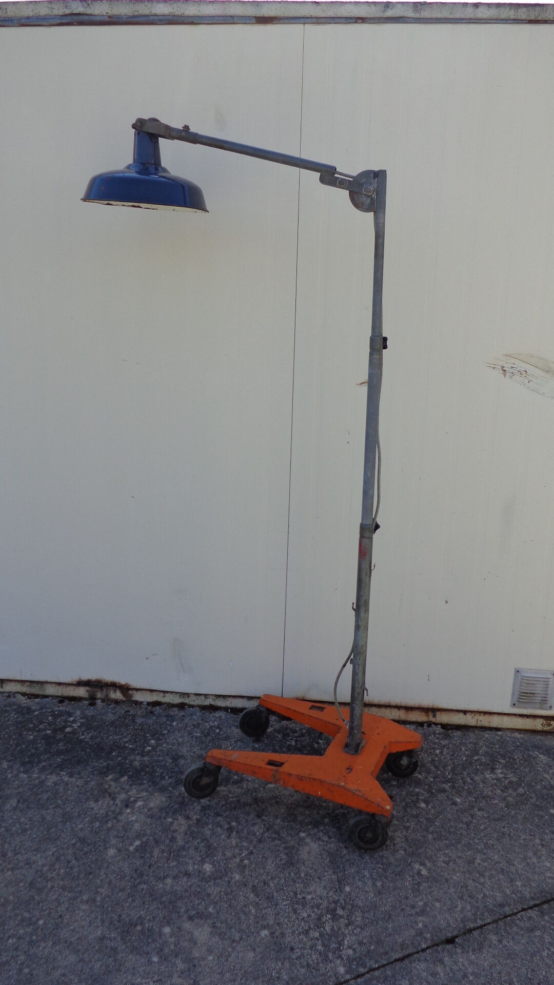 Car garage luminaire