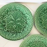 3 assiettes à dessert Salins du XIXe siècle à motif de feuilles de vigne vertes