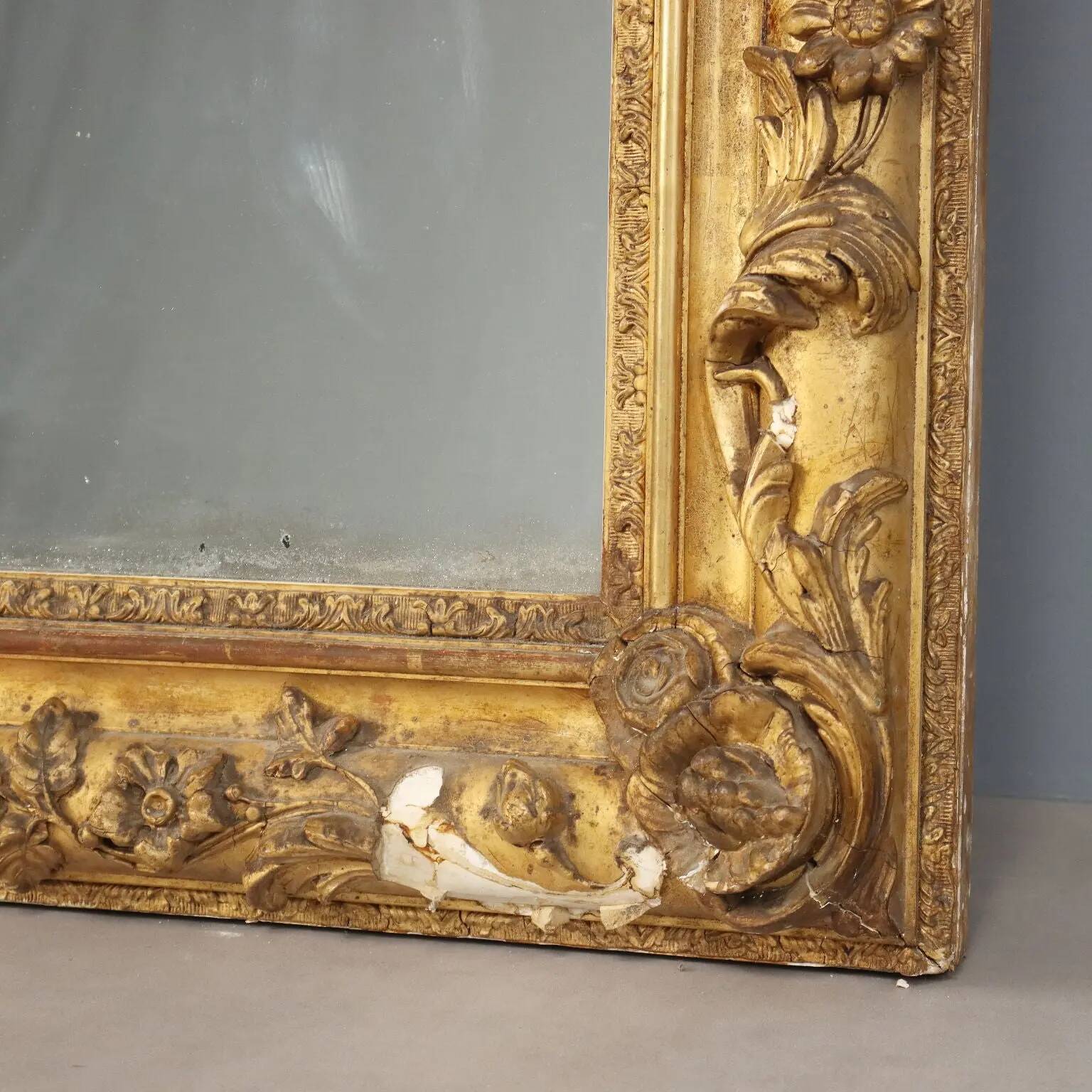 Miroir ancien en bois sculpté doré, France, XIXe siècle