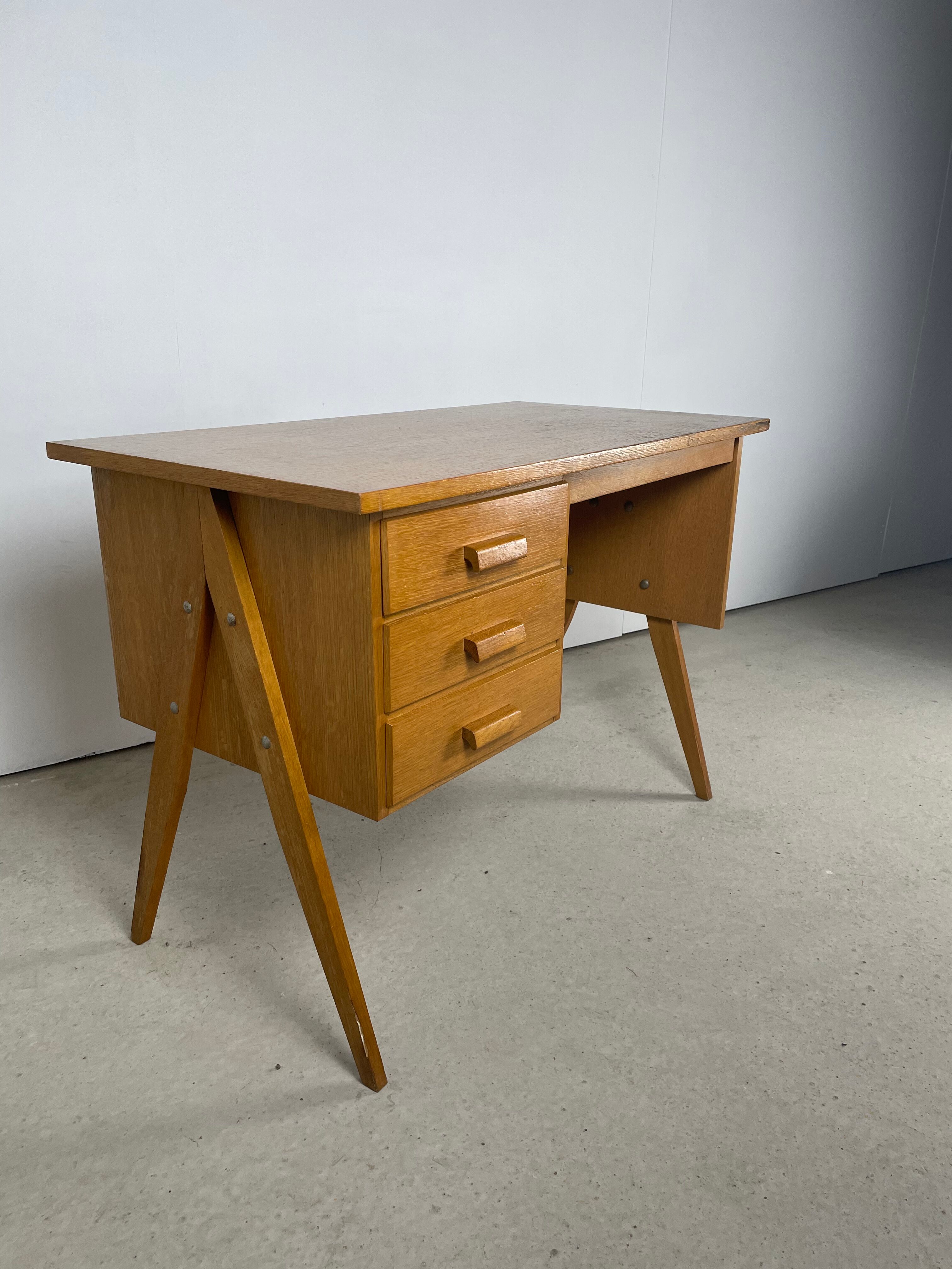 Desk feet compass in oak, 1950