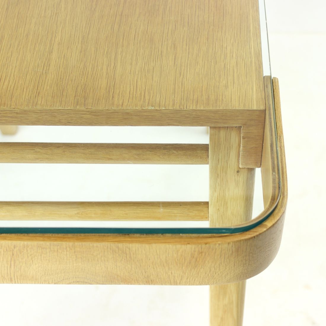 Table basse du milieu du siècle en chêne et verre, Tchécoslovaquie Années 1960