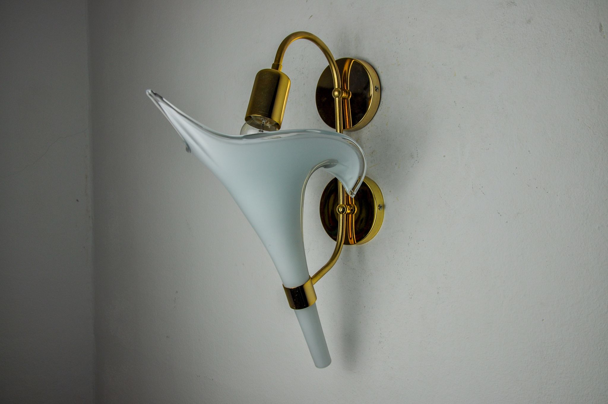 Applique fleur de lys blanche, verre de murano, Italie, 1970